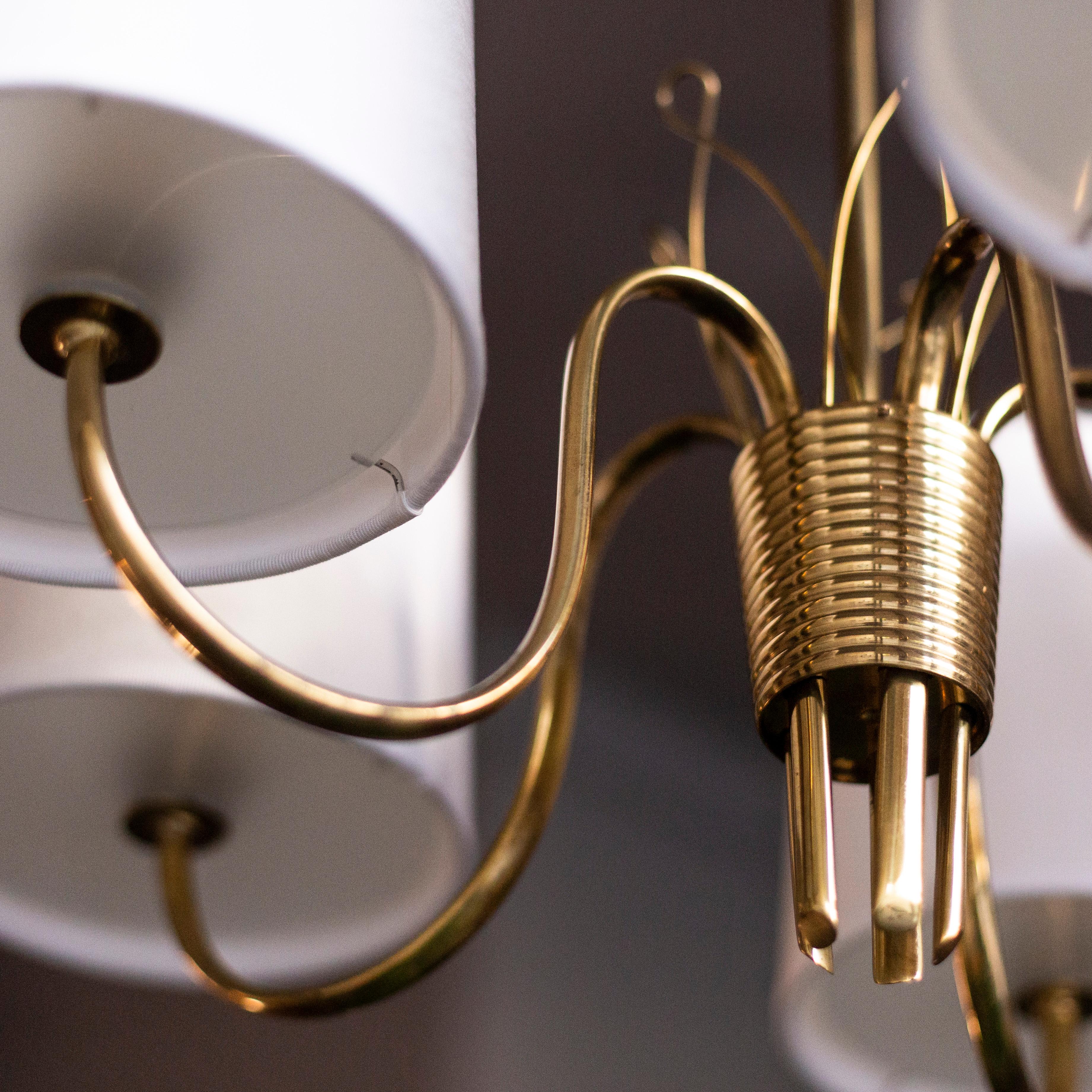 A 1940s five-arm chandelier designed by Finland’s most renowned lighting designer, Paavo Tynell. Handcrafted in the Taito workshop, this chandelier brilliantly showcases Tynell’s attention to detail and ability to create lighting with an elegant