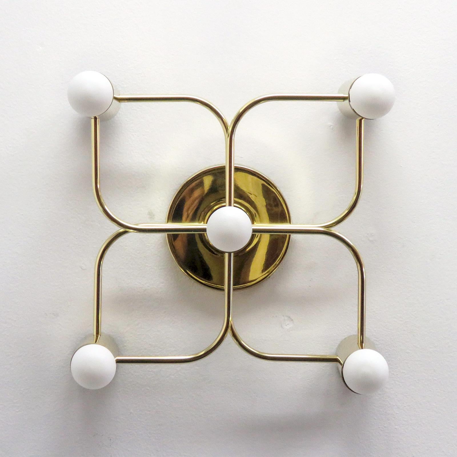 Merveilleuses lampes allemandes à cinq lumières en laiton poli, pouvant être utilisées comme appliques murales ou plafonniers. Câblage conforme aux normes américaines, cinq douilles E12 par luminaire, puissance maximale de 40 watts chacune, ampoules