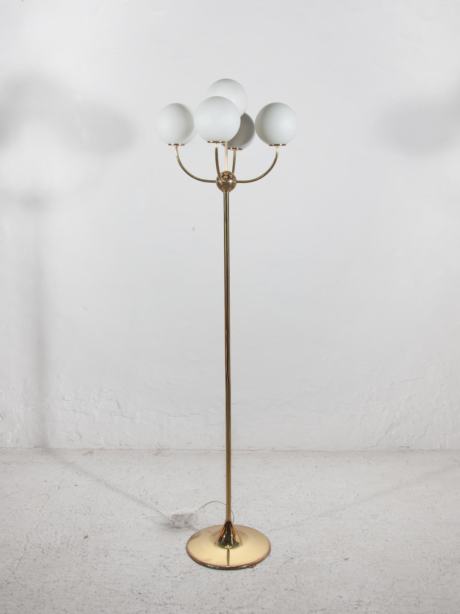 Wunderschöne seltene Stehlampe mit fünf Kugeln aus Opalglas in Messing, entworfen von Vereinigte Werkstätten München, Deutschland, 1970er Jahre. In einwandfreiem Originalzustand.