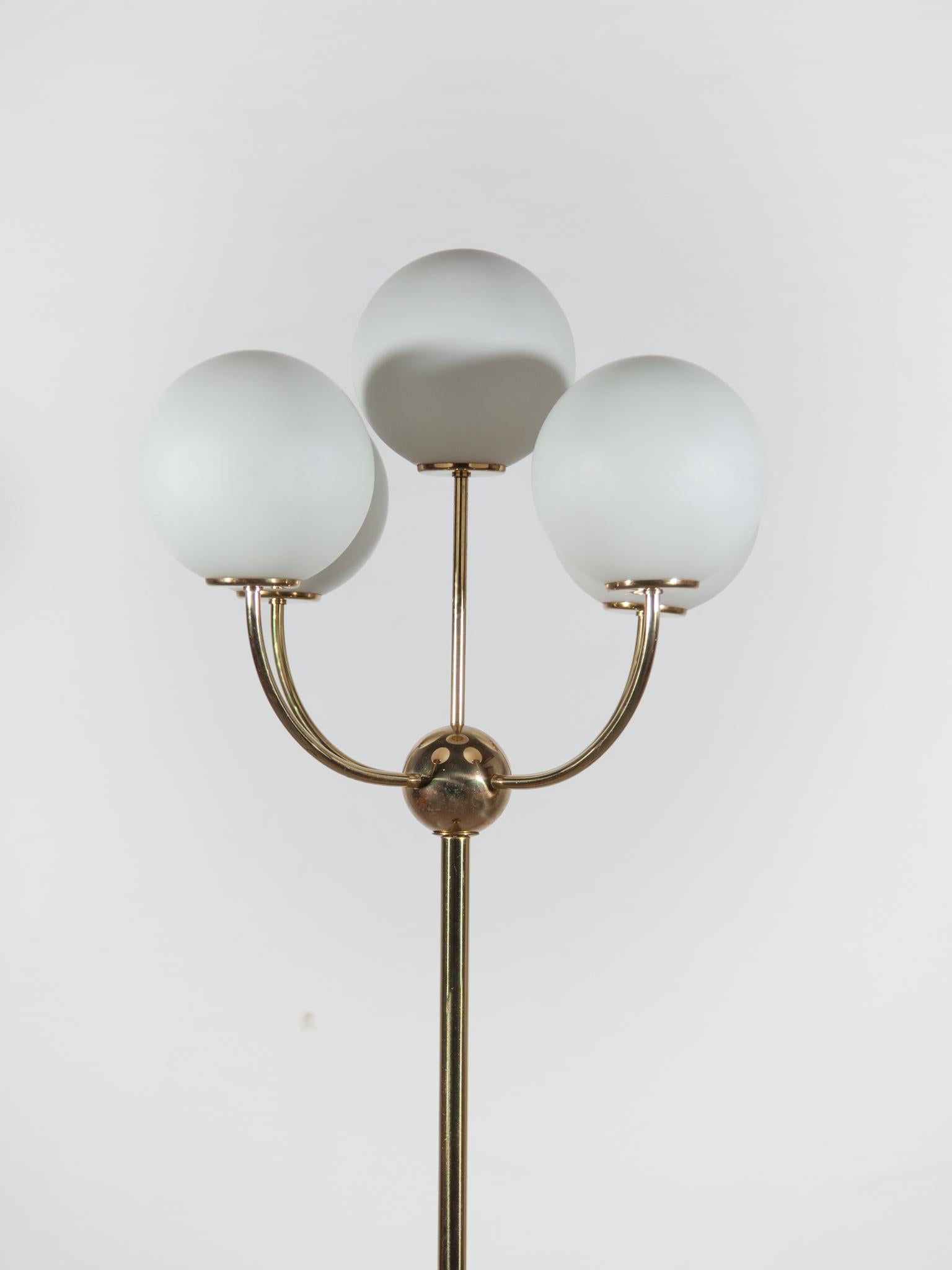 Messing Fünf Opal Globe Stehleuchte, 1970er, Germany im Zustand „Gut“ im Angebot in Antwerp, BE