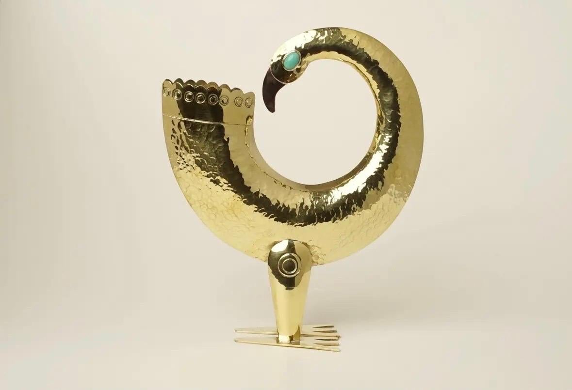 Spanischer Name: Flamenco, Übersetzung: Flamingo

Collection of 3 handgefertigte Flamingos aus poliertem Messing mit gehämmerten und gravierten Details. Die Skulptur hat einen einzigartigen Schnabel aus Kupfermetall mit einem gestanzten und
