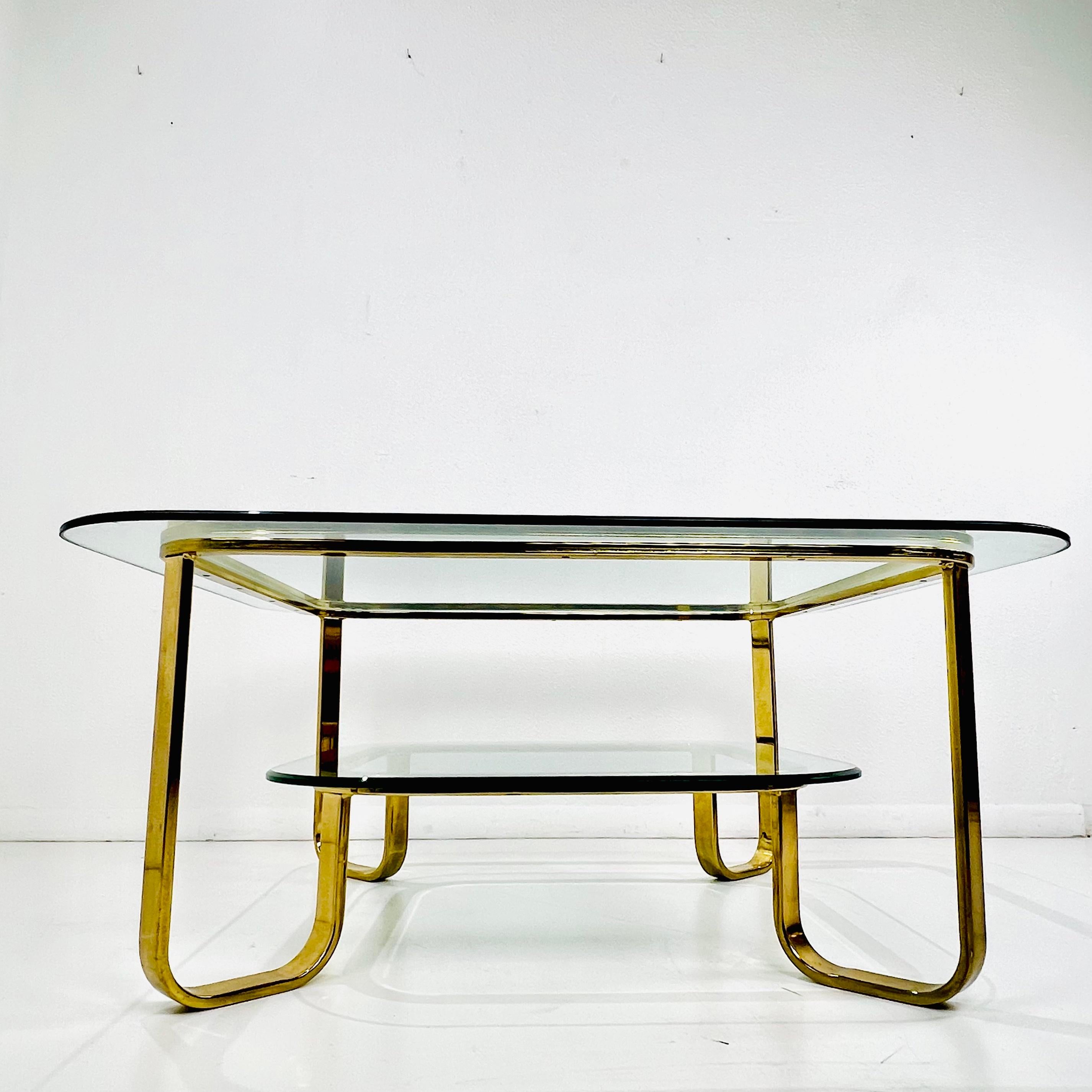Mesa baja de latón de 2 pisos al estilo de Milo Baughman en venta 4