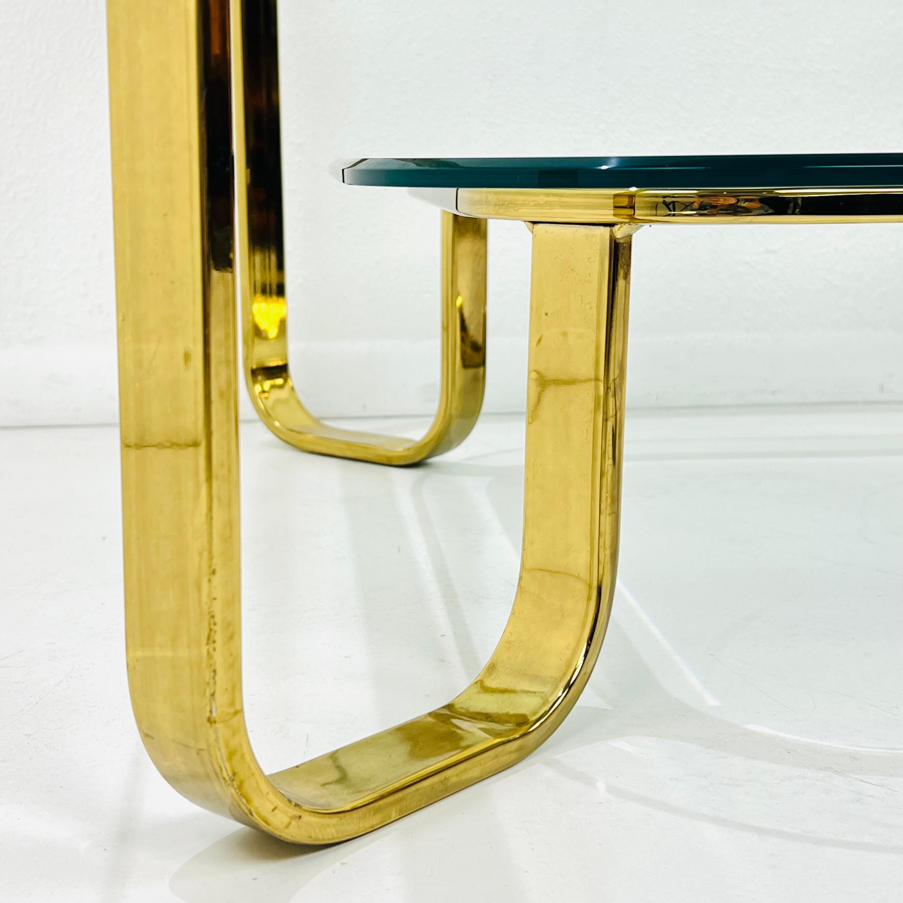 Mesa baja de latón de 2 pisos al estilo de Milo Baughman en venta 6
