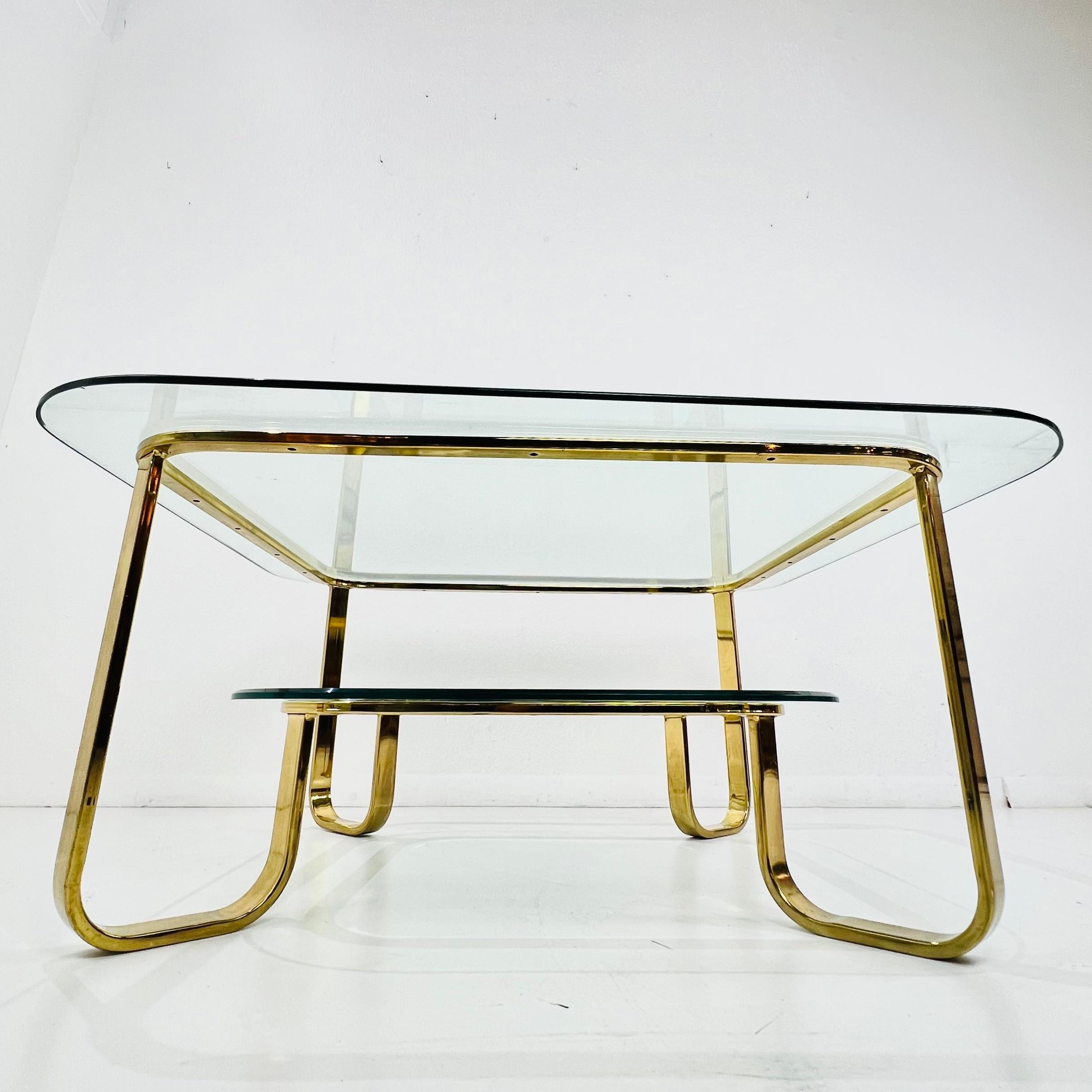 Mesa baja de latón de 2 pisos al estilo de Milo Baughman en venta 7