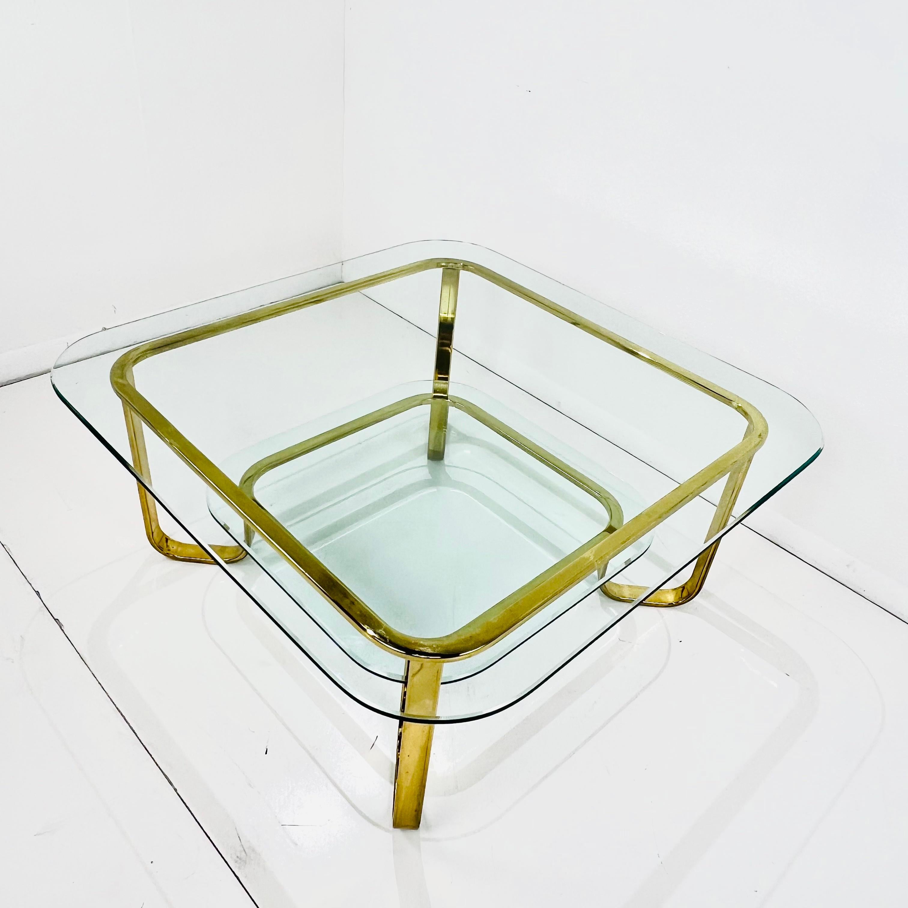 Mesa baja de latón de 2 pisos al estilo de Milo Baughman en venta 10