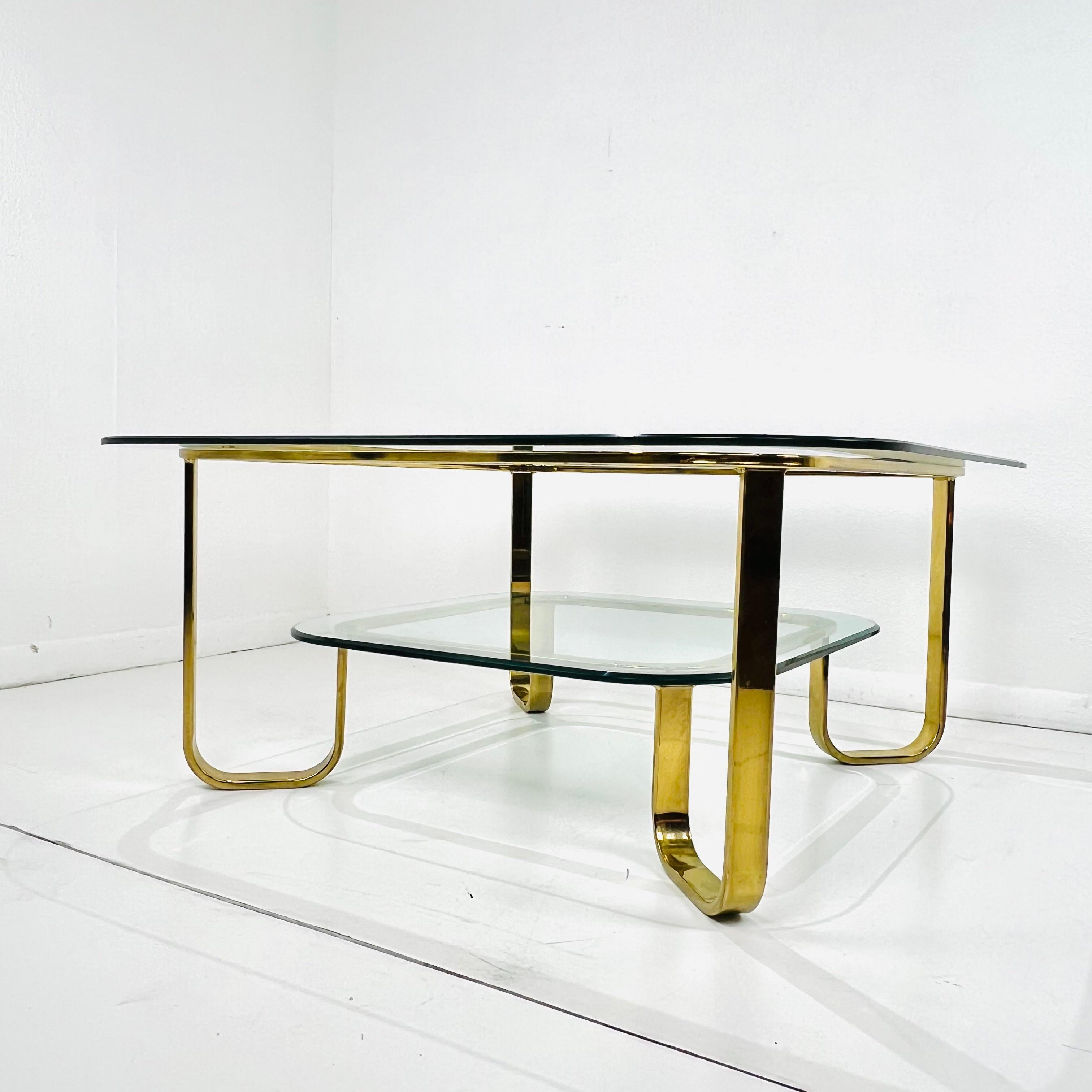Mesa baja de latón de 2 pisos al estilo de Milo Baughman en venta 11
