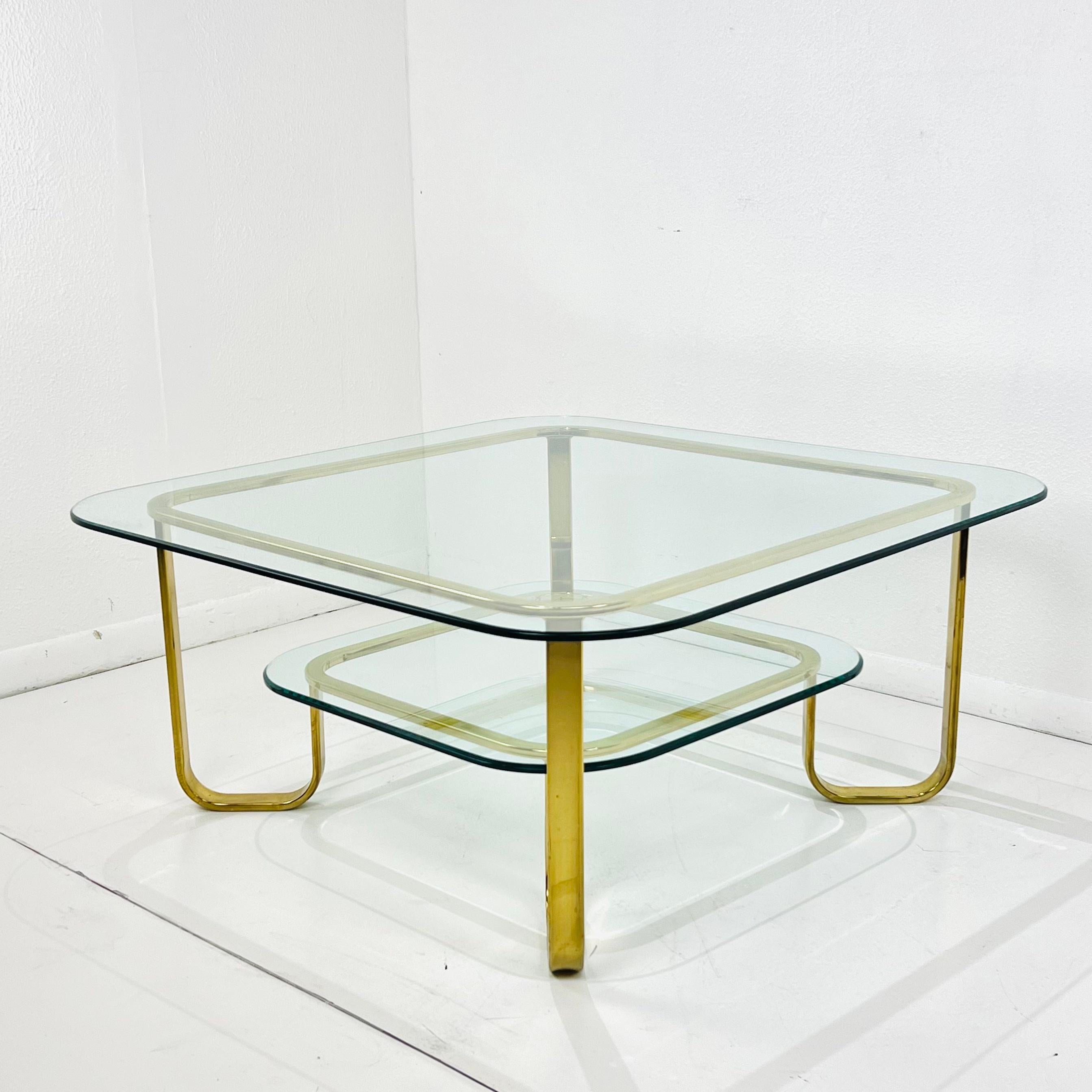 Mesa baja de latón de 2 pisos al estilo de Milo Baughman Moderno de mediados de siglo en venta