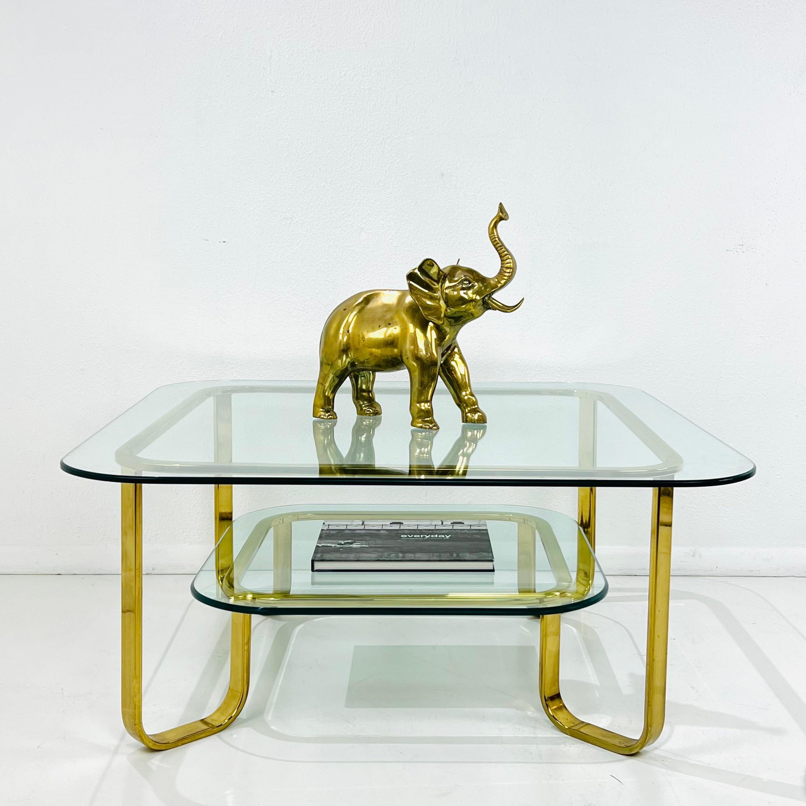 Mesa baja de latón de 2 pisos al estilo de Milo Baughman finales del siglo XX en venta