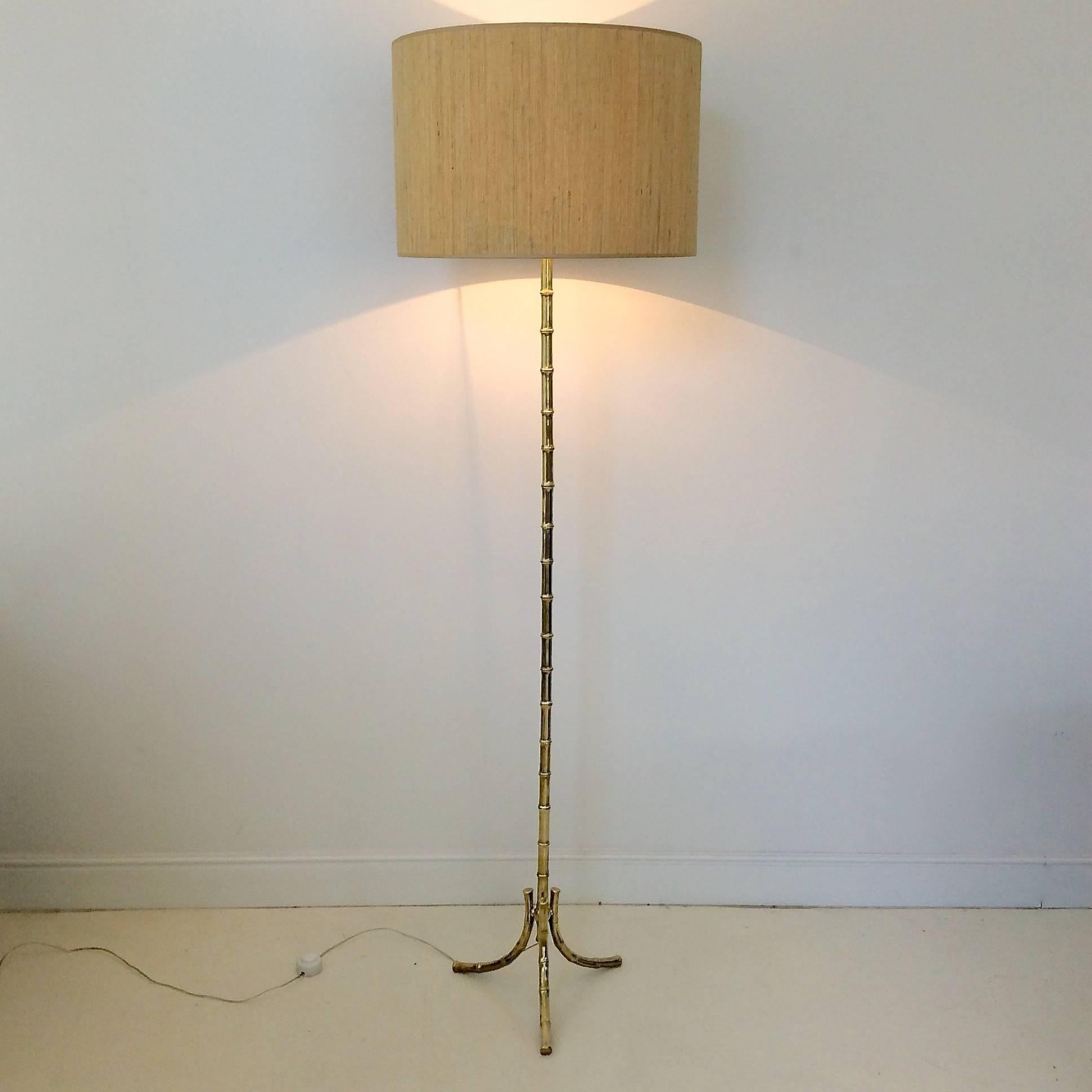 Elegant brass floor lamp, circa 1960, France.
Brass, nice straw shade.
Dimensions: 173 cm height, diameter 50 cm.
Good condition.
 