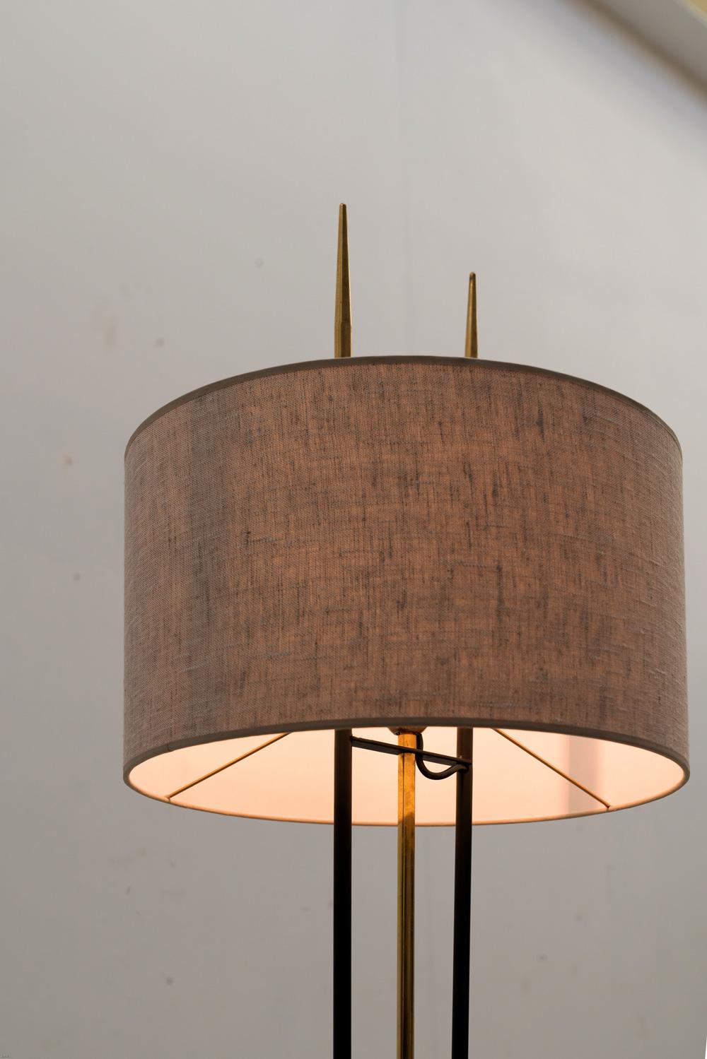 Brass floor lamp,  1970s France  In Good Condition For Sale In Brussels, BE