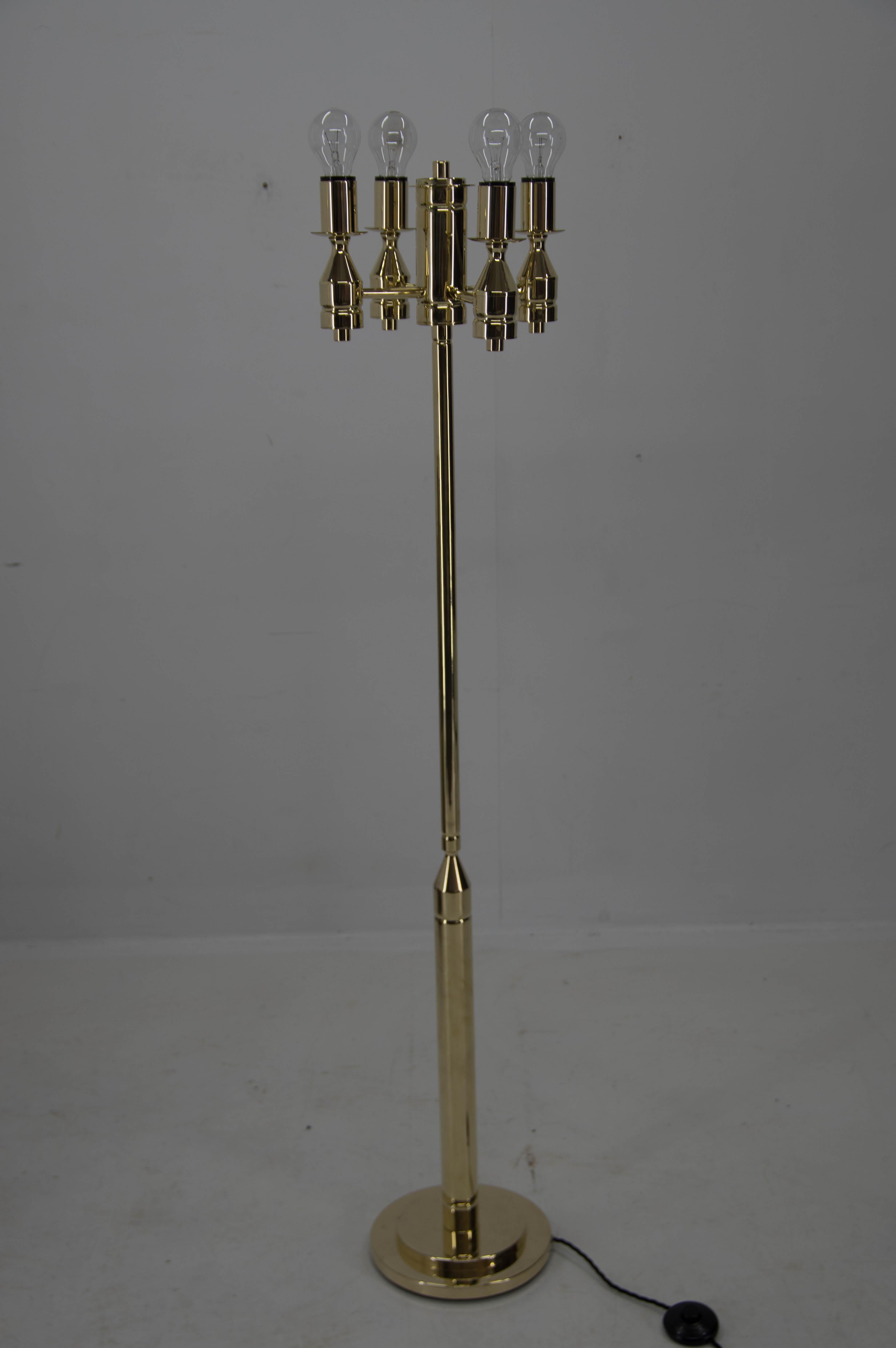 All brass 4-flamming floor lamp.
Restored: brass polished
Rewired: 4x60W,E25-E27 bulbs
US plug adapter included.