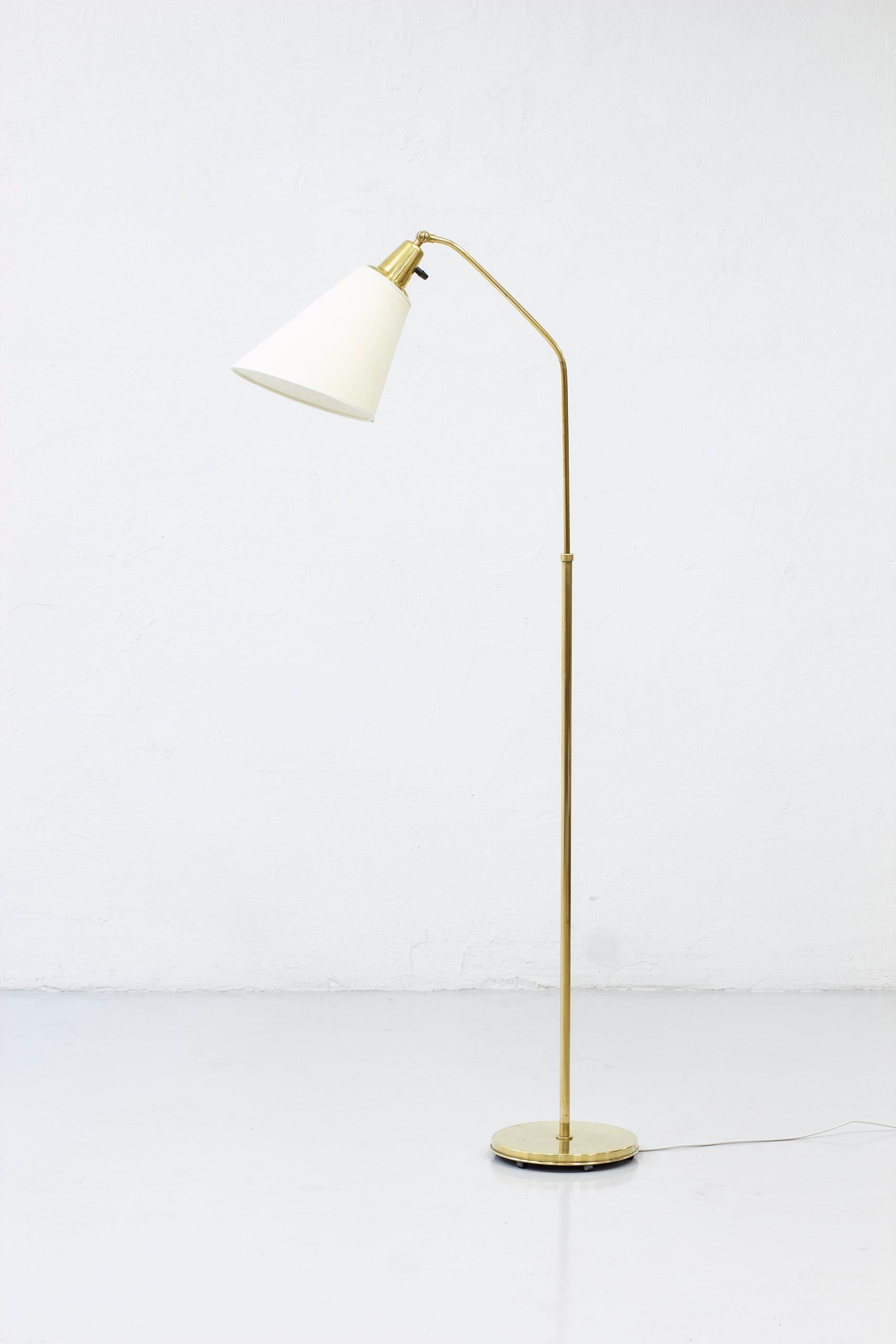Floor lamp designed by Alf Svensson. Early Bergboms production made in Sweden, designed in the late 1940s. Made from polished brass with a new fabric lamp shade in creme white. Original light switch in bakelite in working order. Good vintage