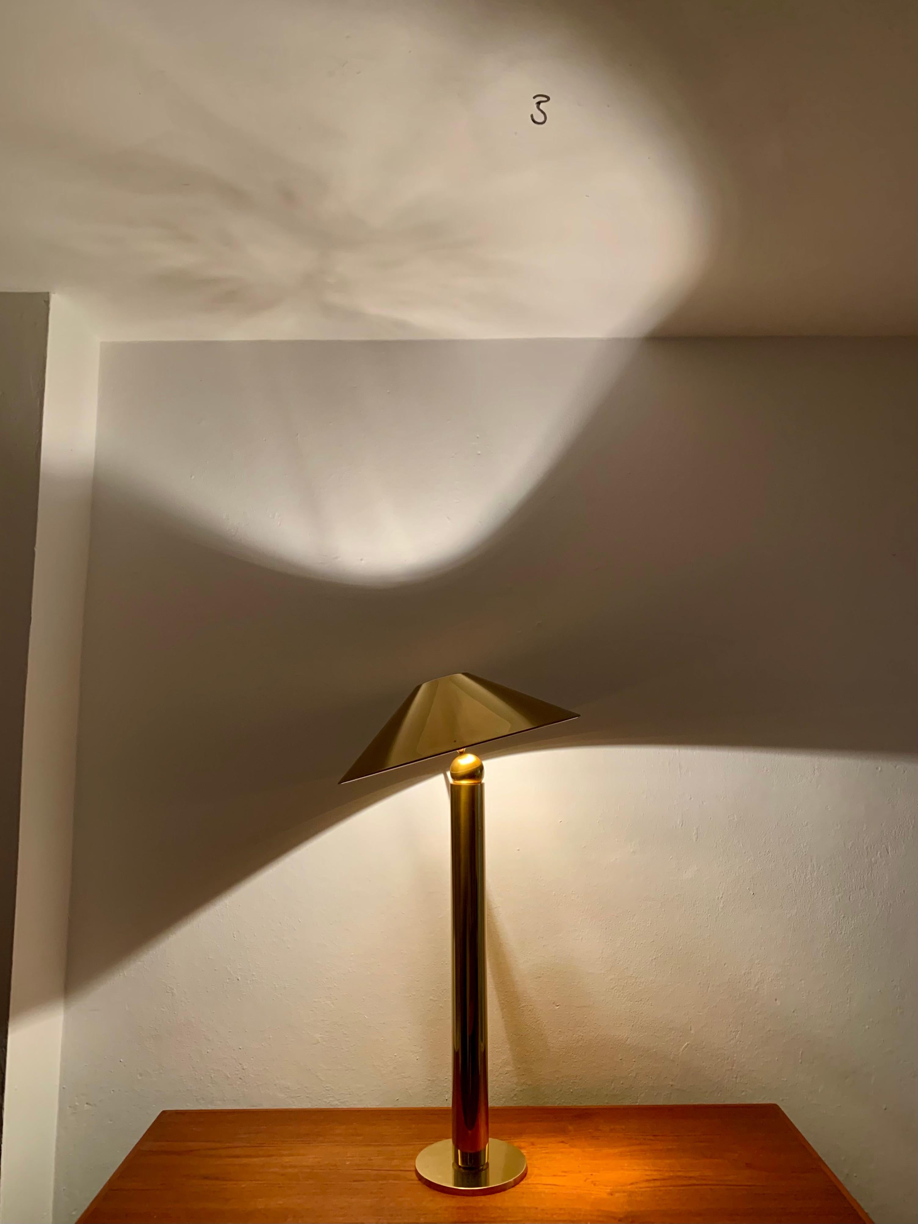 Lampadaire en laiton de Florian Schulz en vente 4