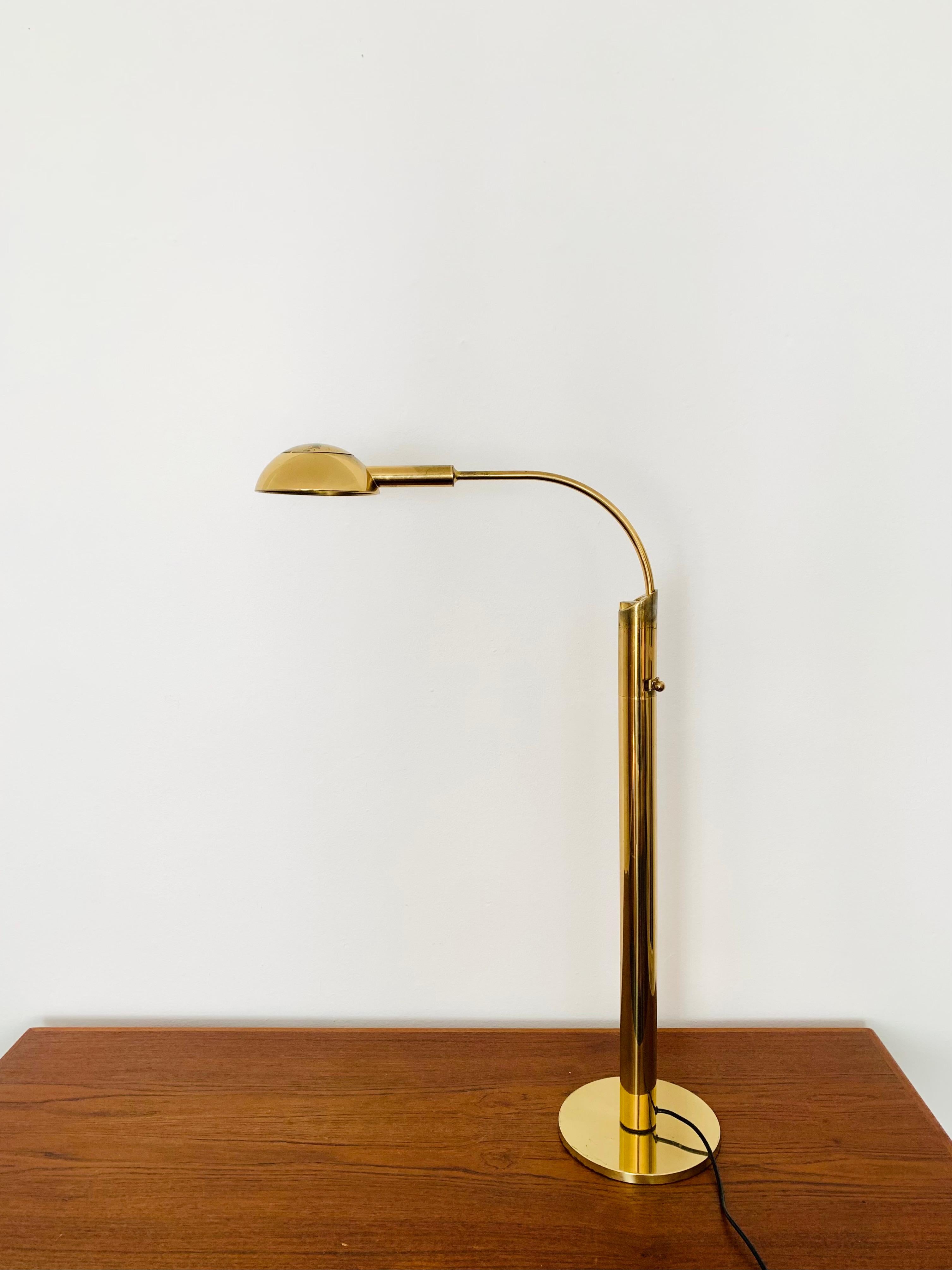 Very nice height -adjustable brass floor lamp from the 1970s.
The design and the very nice details create a very noble and pleasant light.
The lamp ensures a very cozy atmosphere and is very high quality.
Infinitely adjustable.

Design: Florian