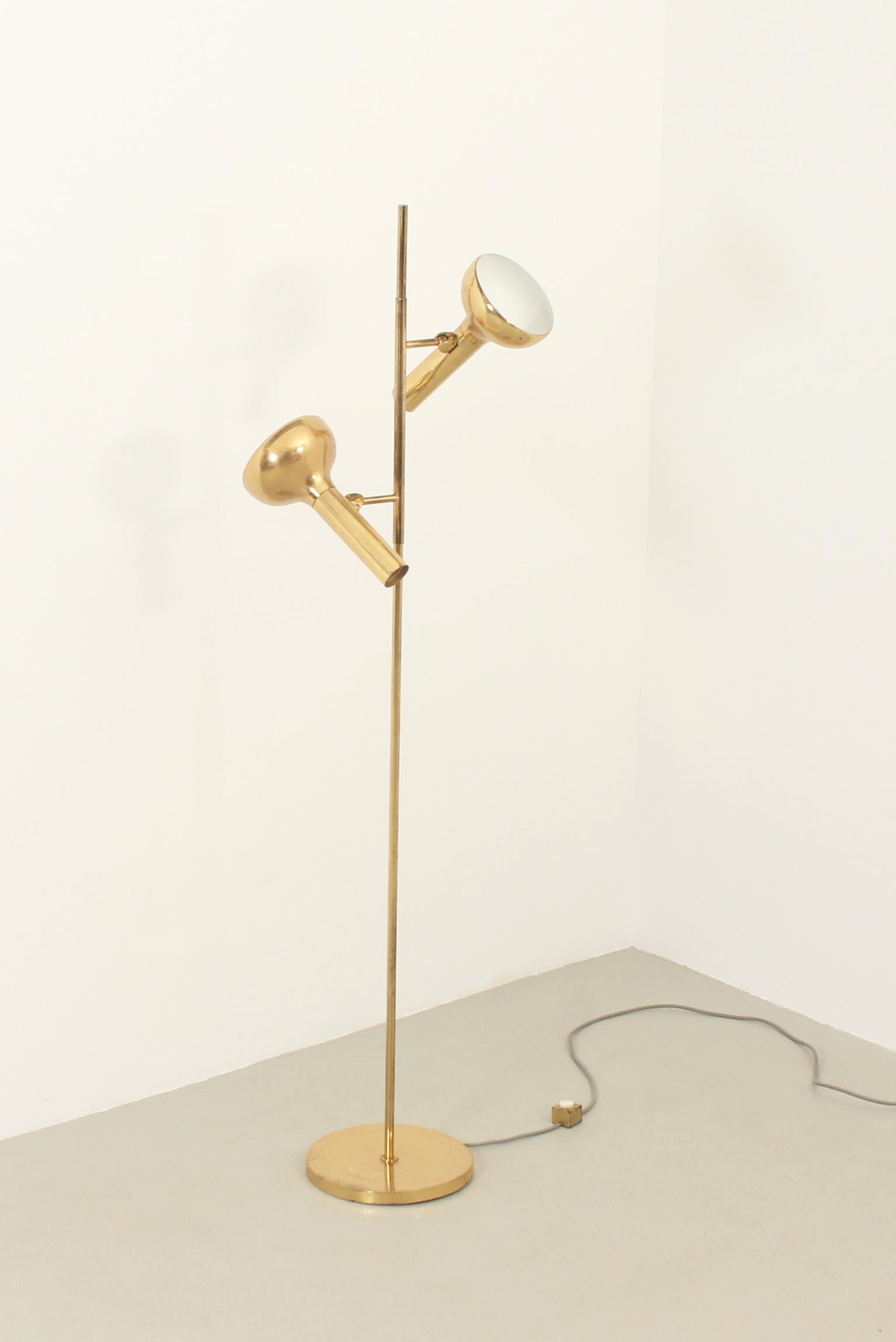 Lámpara de pie de latón con dos puntos de luz regulables fabricada por Hustadt Leuchten, Alemania, años 70. Posibilidad de encender una o las dos luces.