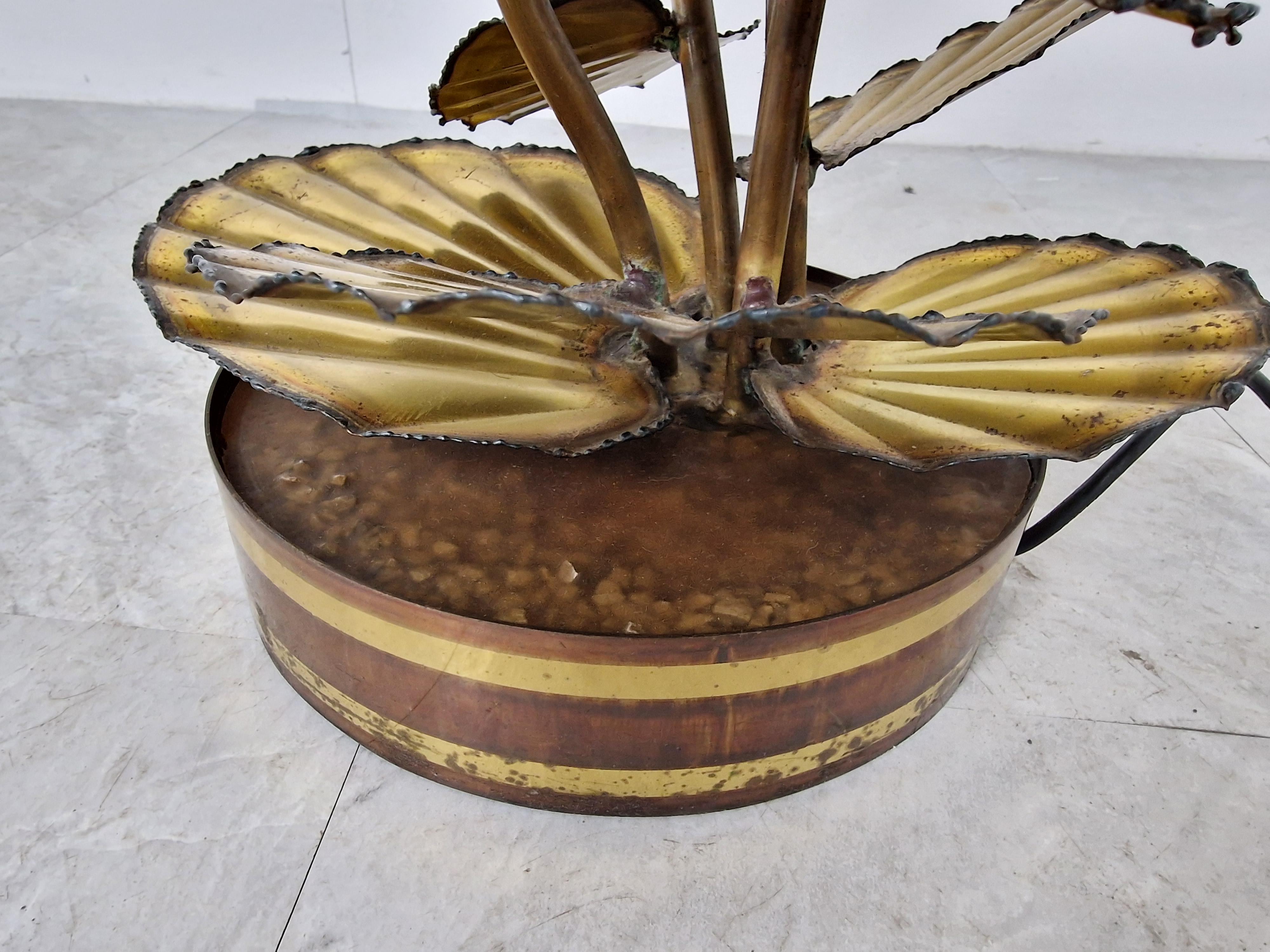 Vintage brass torch cut table/floor lamp by Maison Jansen with 4 lightpoints.

Beautifully crafted flowers/leafs.

Nicely patinated

1970s - France

Dimensions:
Height: 95cm/37.40