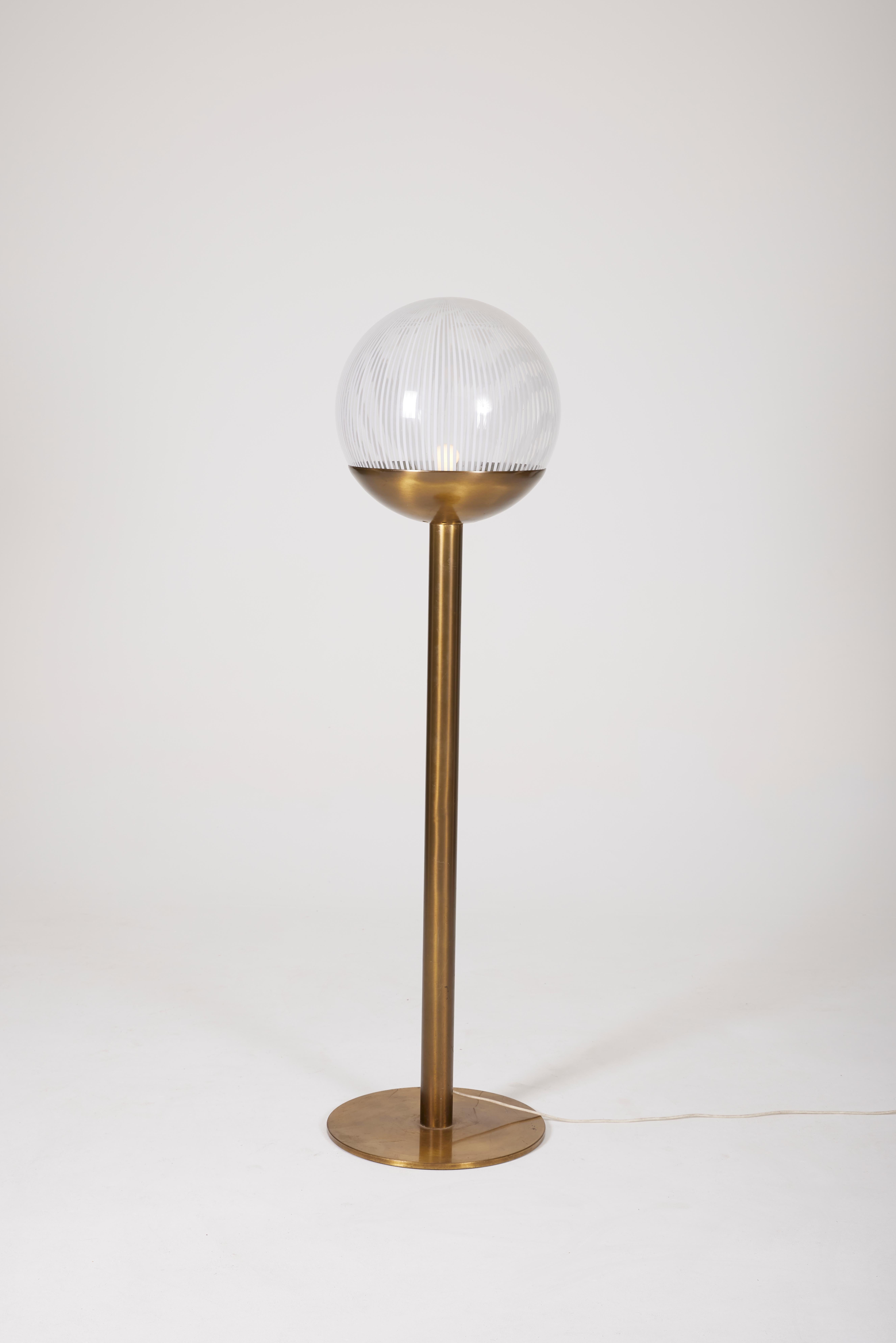 Brass and glass floor lamp by designer Paolo Venini (1895-1959), 1960s. The glass sphere features the highly skilled 