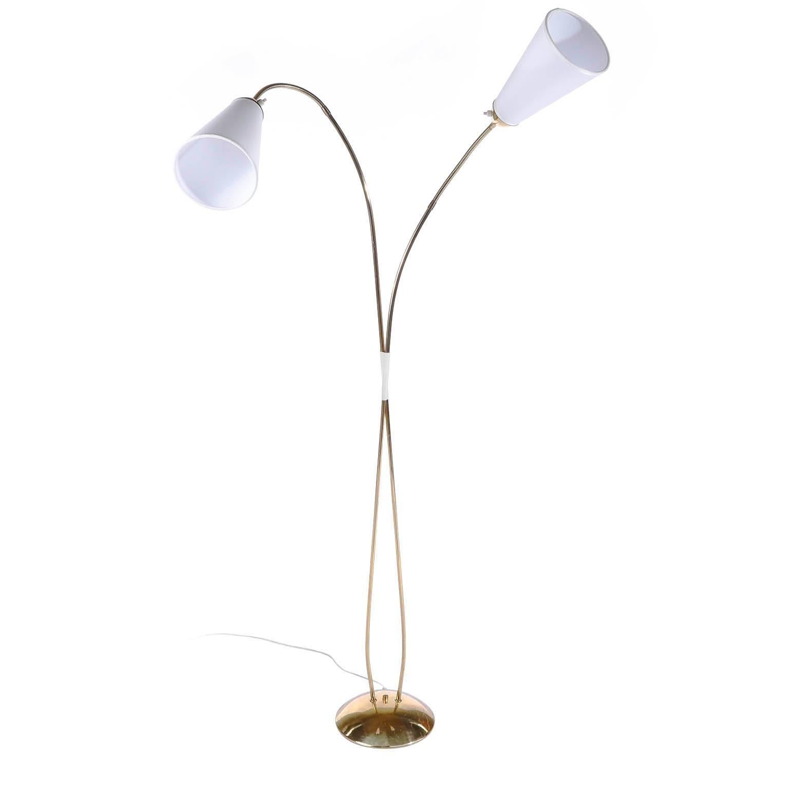 Stehlampe aus Messing von Rupert Nikoll, Flexible Armlehnen, Österreich, 1960 (Moderne der Mitte des Jahrhunderts) im Angebot