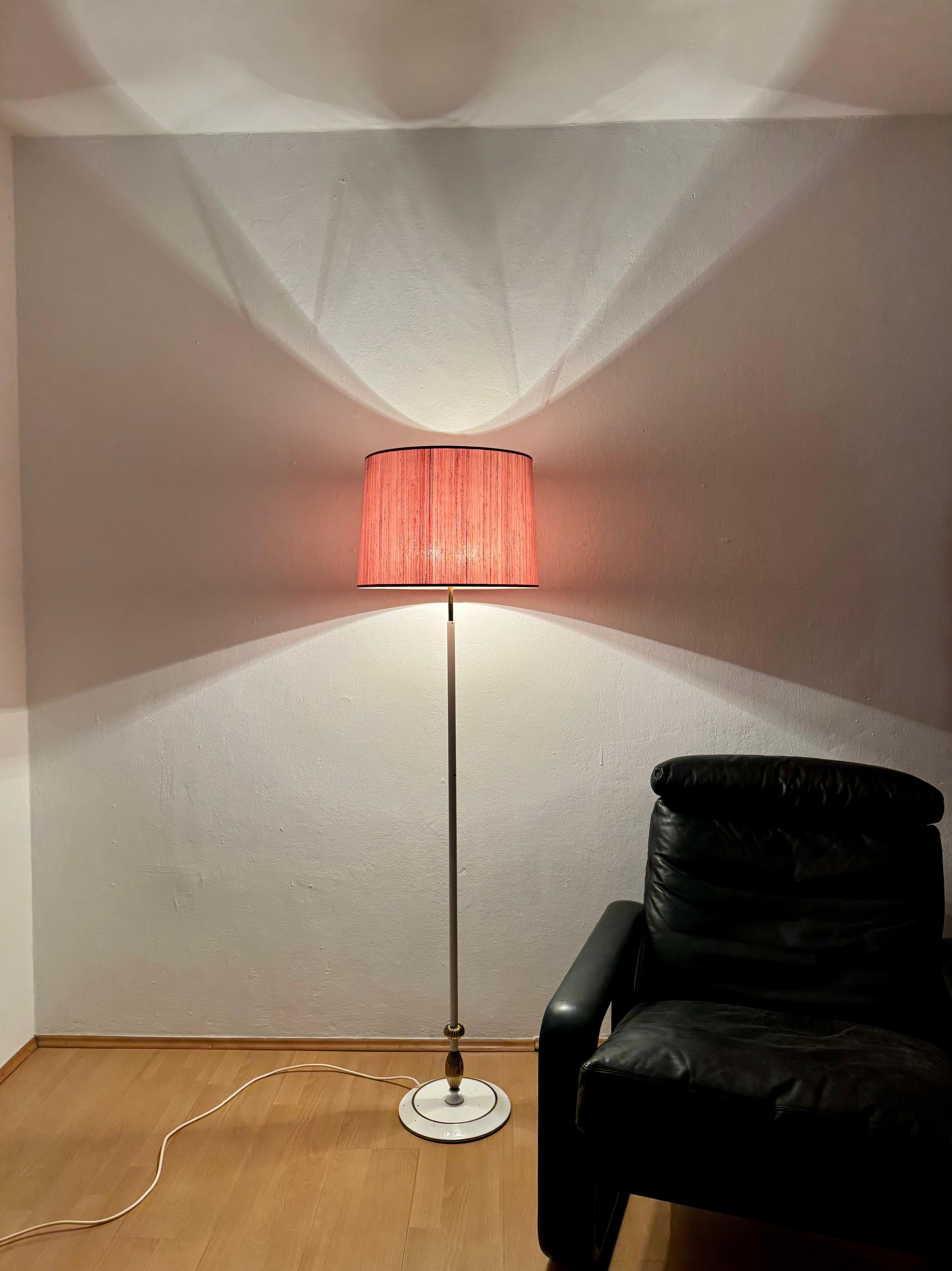 Messing Stehleuchte by Vereinigte Werkstätten München im Angebot 5