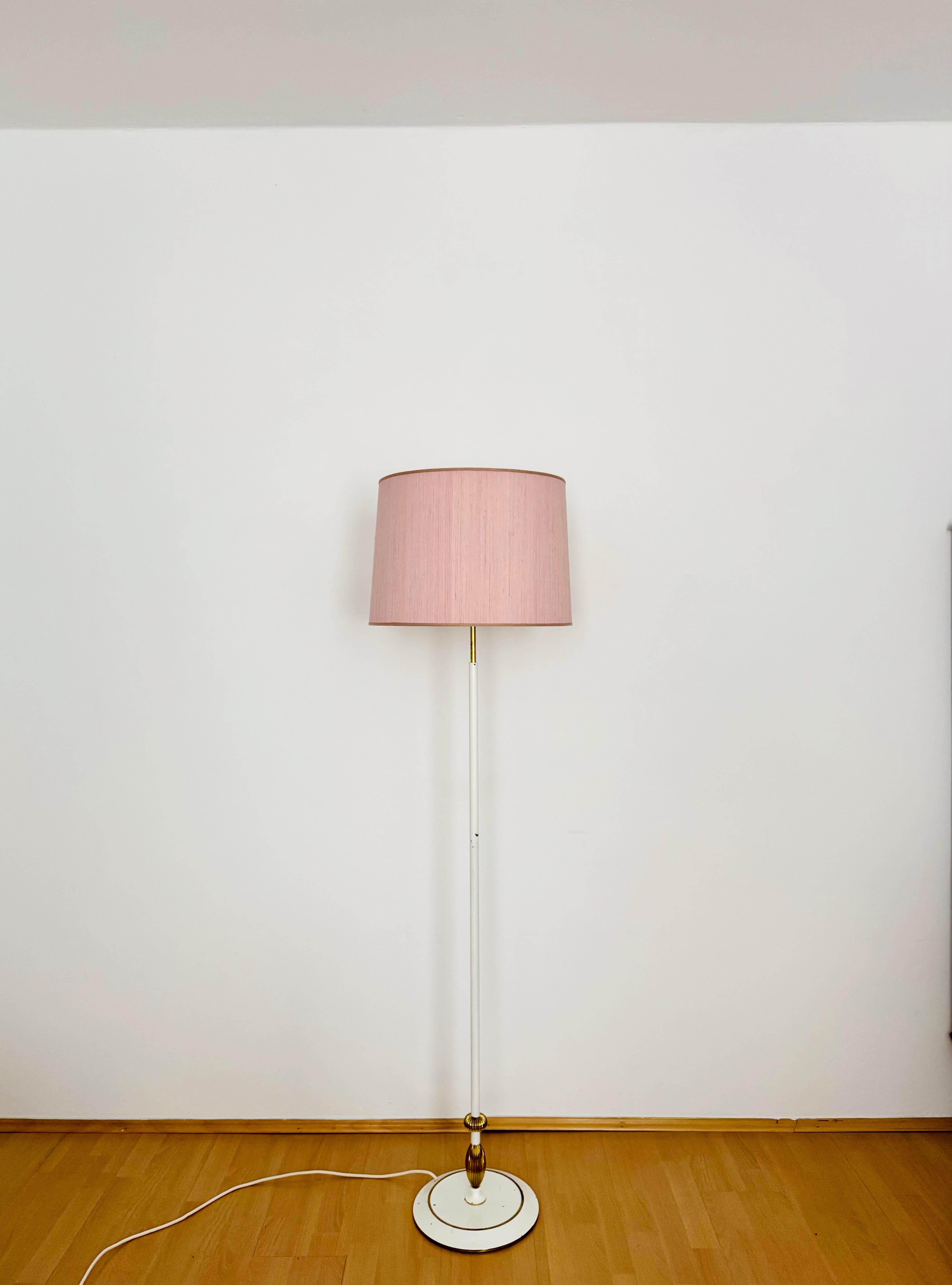 Außergewöhnlich schöne und elegante Stehlampe aus den 1950er Jahren.
Ein besonders schönes Design und eine Bereicherung für jedes Haus.
Es erzeugt ein warmes und angenehmes Licht.
Sehr dekorative Messingdetails.

Schalter in den Steckdosen