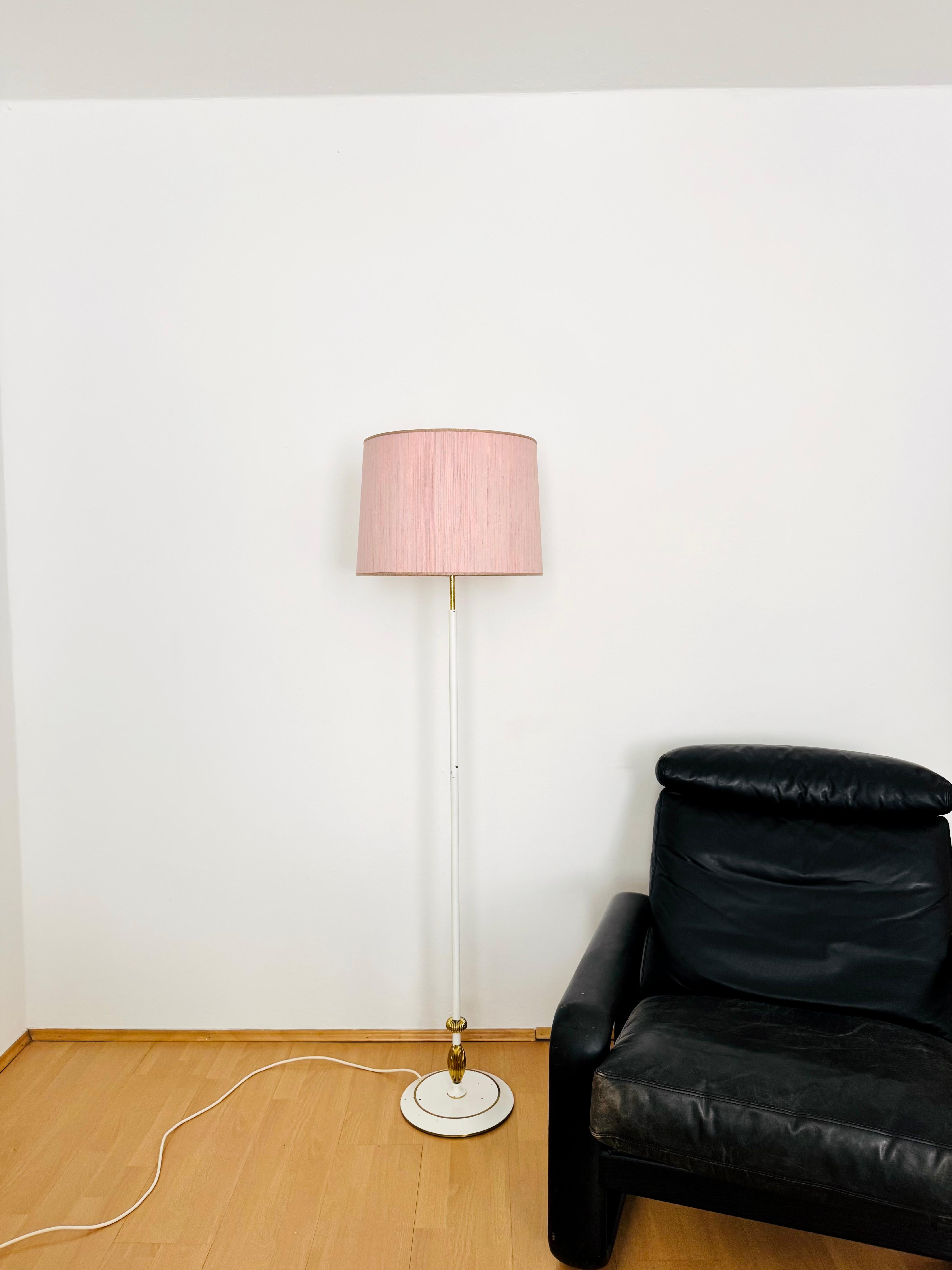 Messing Stehleuchte by Vereinigte Werkstätten München (Mitte des 20. Jahrhunderts) im Angebot