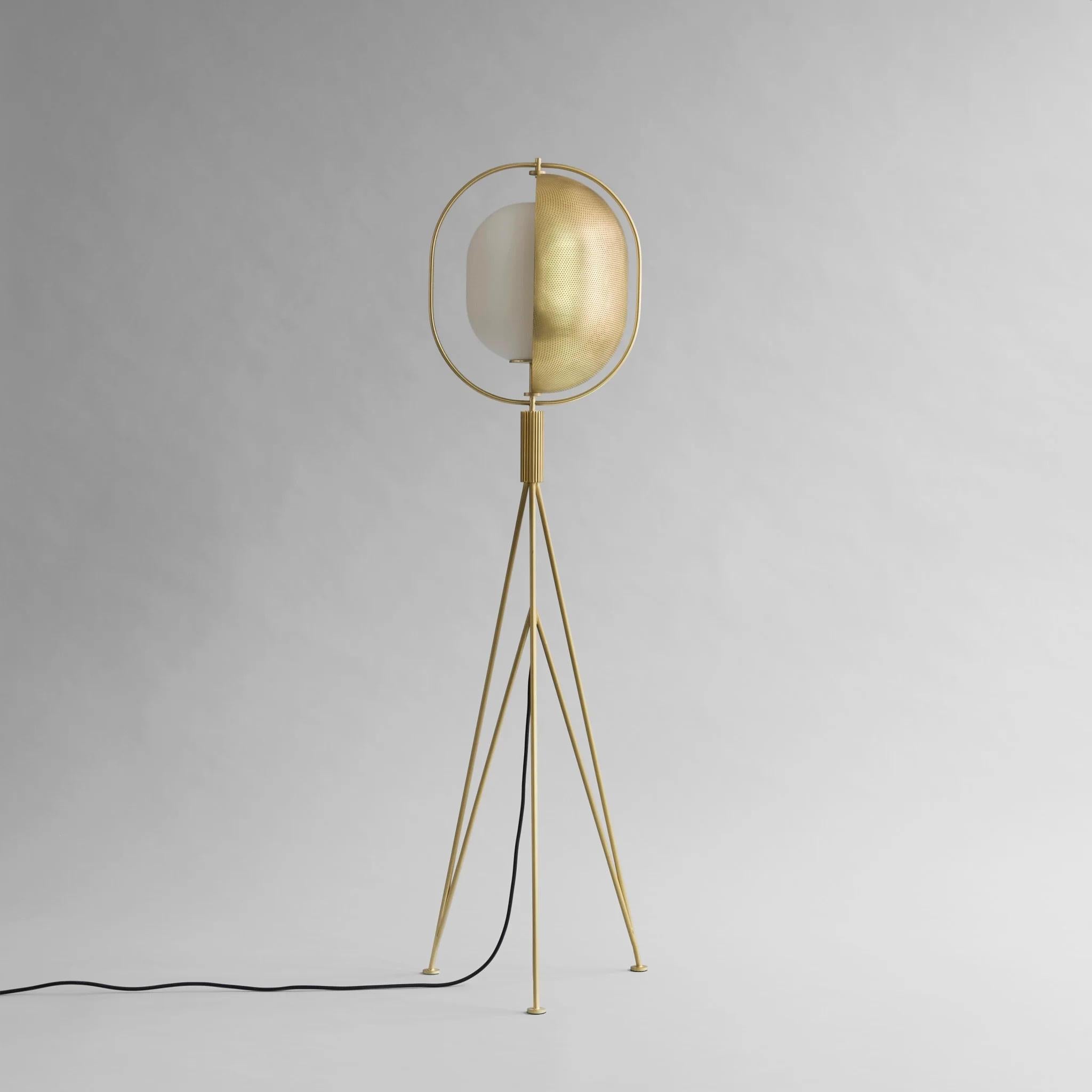 Lámpara de pie de latón, obra contemporánea.

Esta lámpara de pie contemporánea es una colección de lámparas inspiradas en las antiguas linternas japonesas. La fuente de luz en forma de farol de cristal opalino está semioculta tras una pantalla