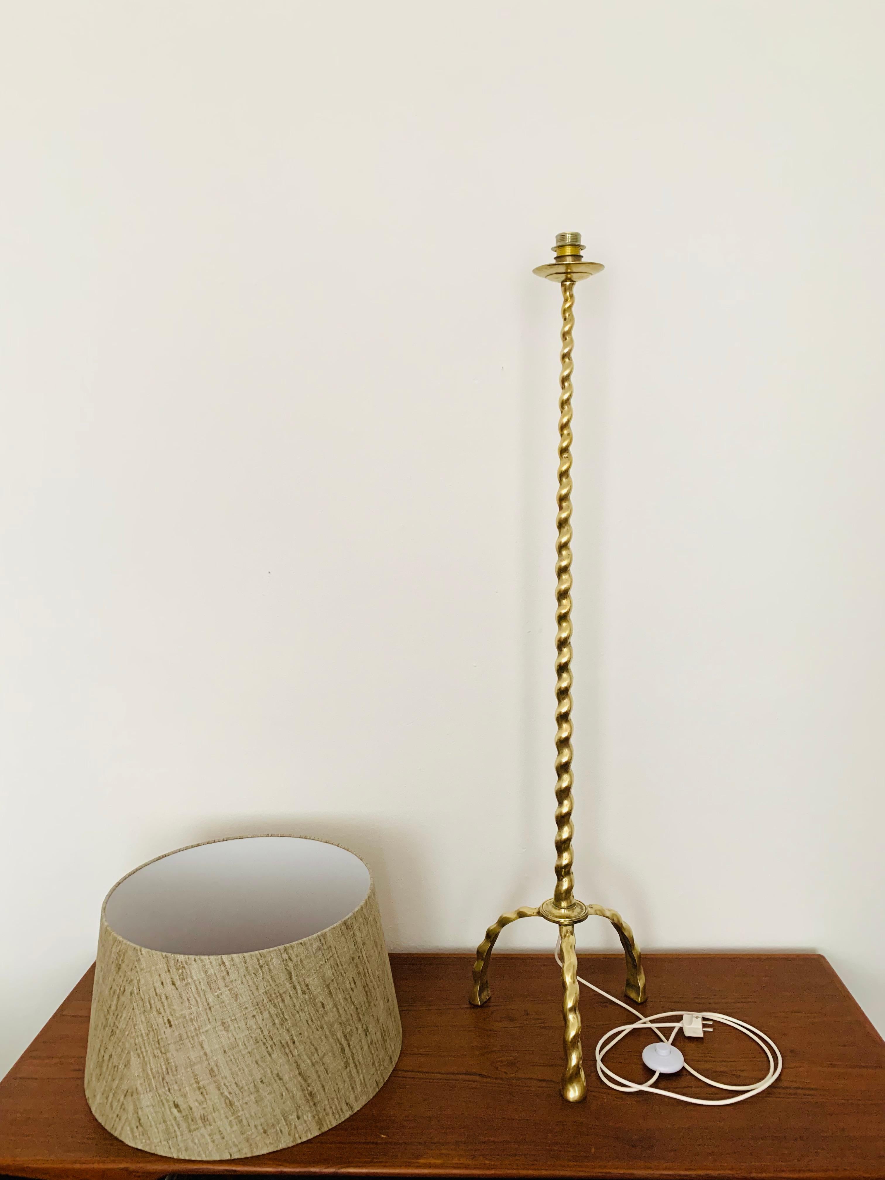 Lampadaire en laiton en vente 3