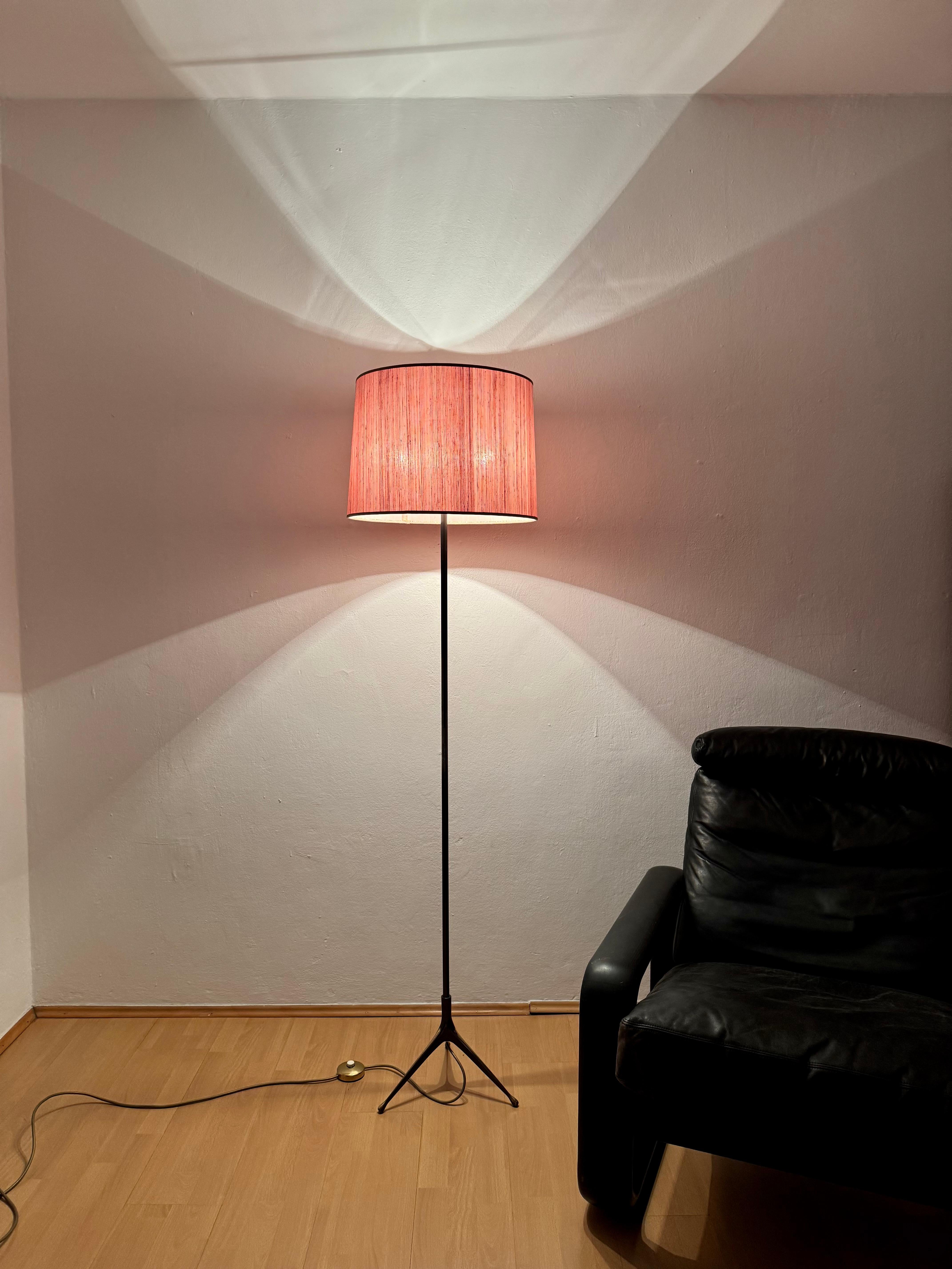 Stehlampe aus Messing im Angebot 4