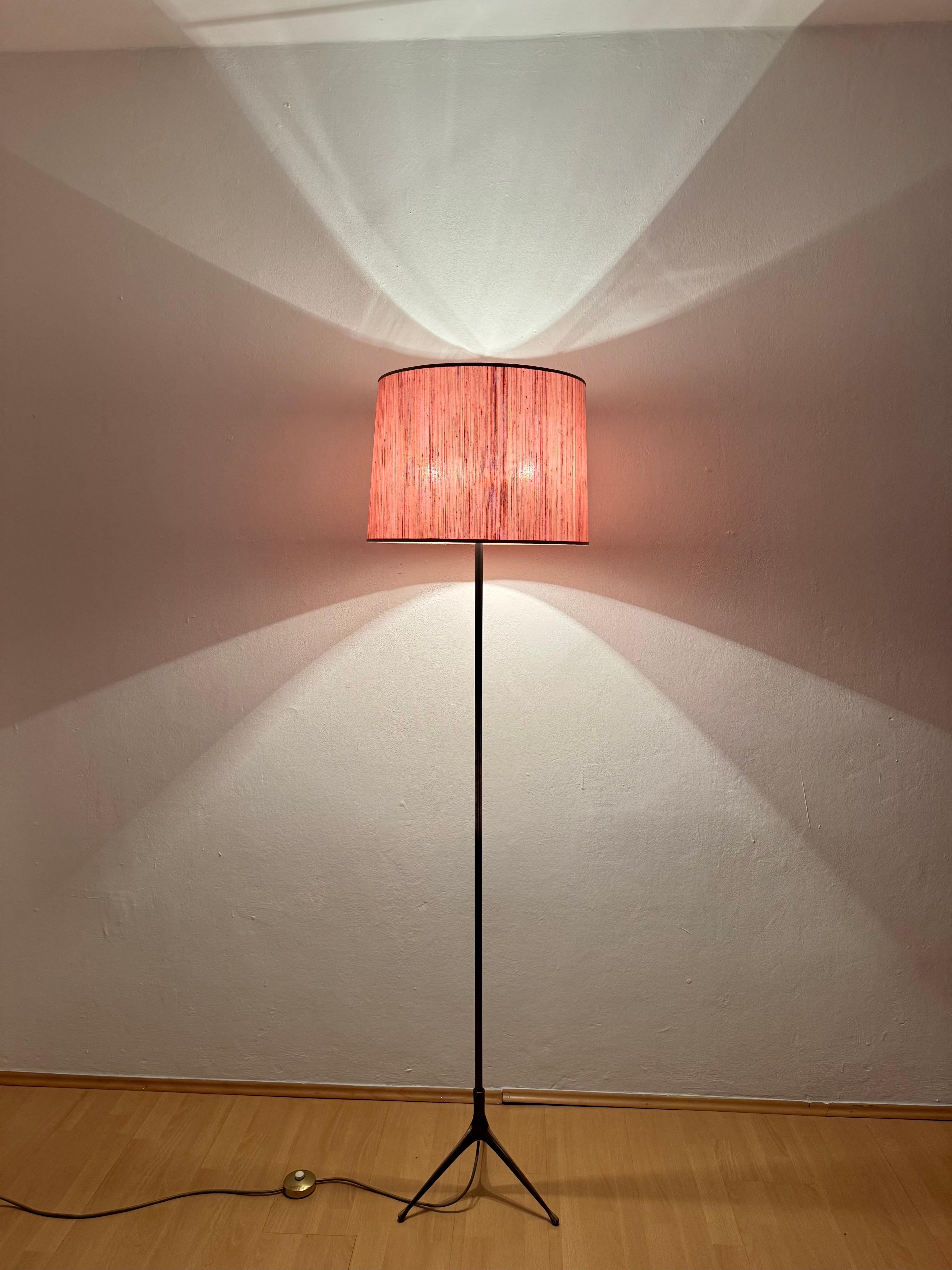 Stehlampe aus Messing im Angebot 5