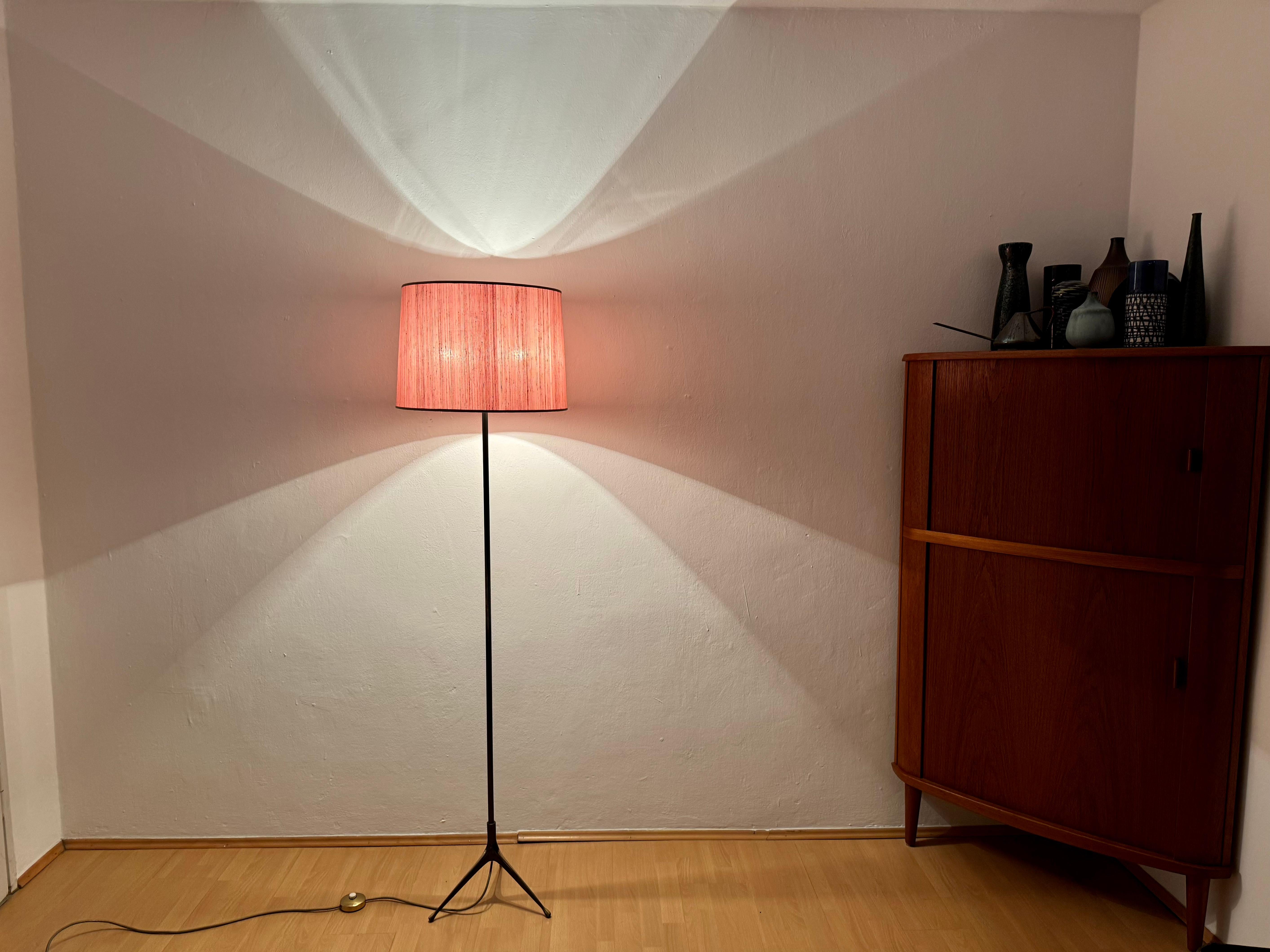 Stehlampe aus Messing im Angebot 6