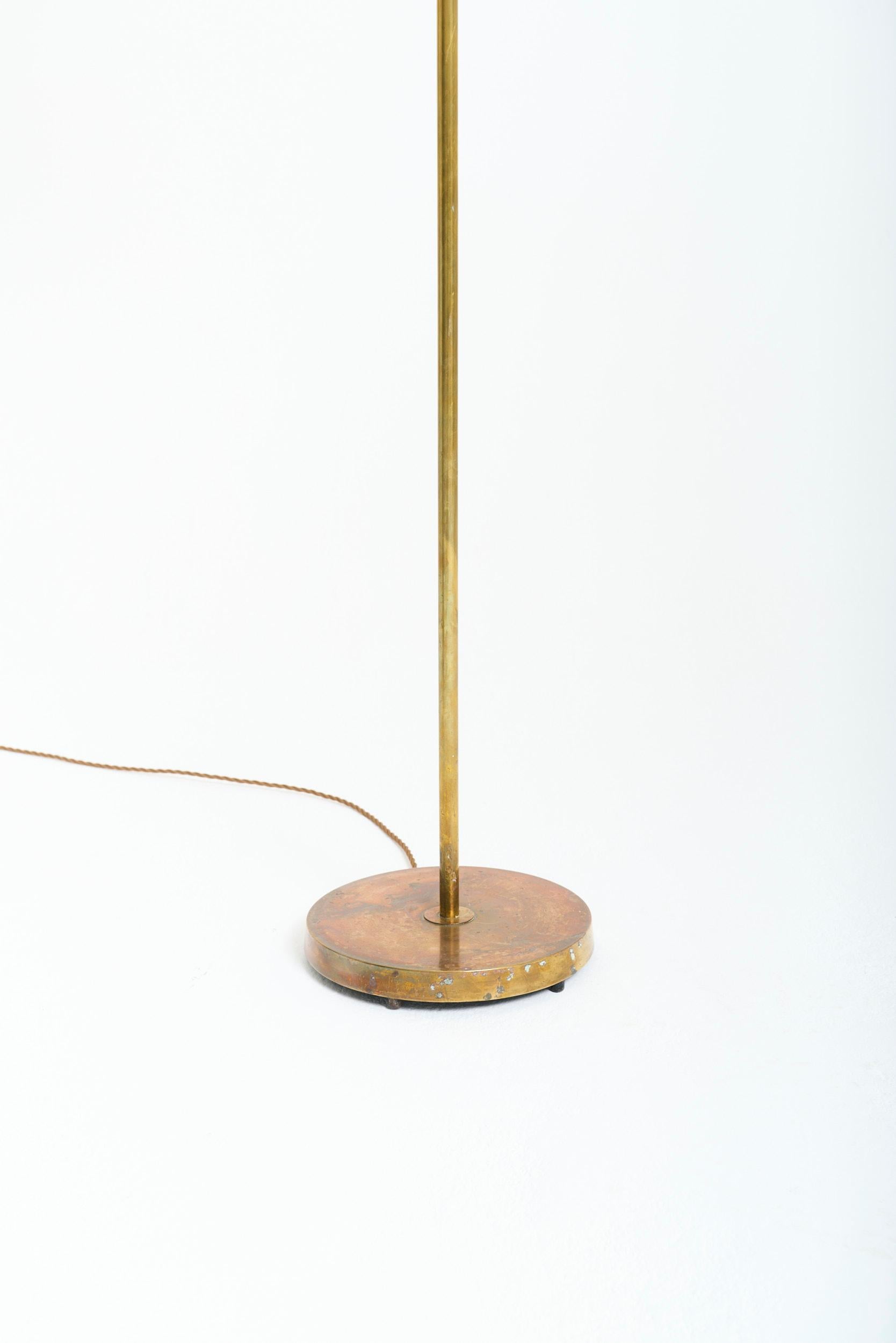 Una lámpara de pie de latón
Suecia, década de 1970
Con la pantalla: 146 cm de alto por 31 cm de diámetro
Sólo base de lámpara: 130,5 cm de alto por 23,5 cm de diámetro