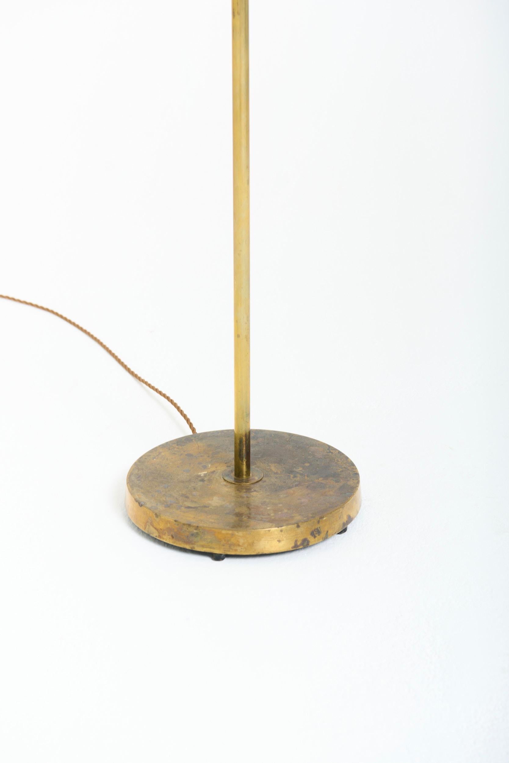 Lampadaire en laiton
Suède, années 1970
Avec l'abat-jour : 146 cm de haut par 31 cm de diamètre
Base de la lampe uniquement : 130,5 cm de haut par 23,5 cm de diamètre