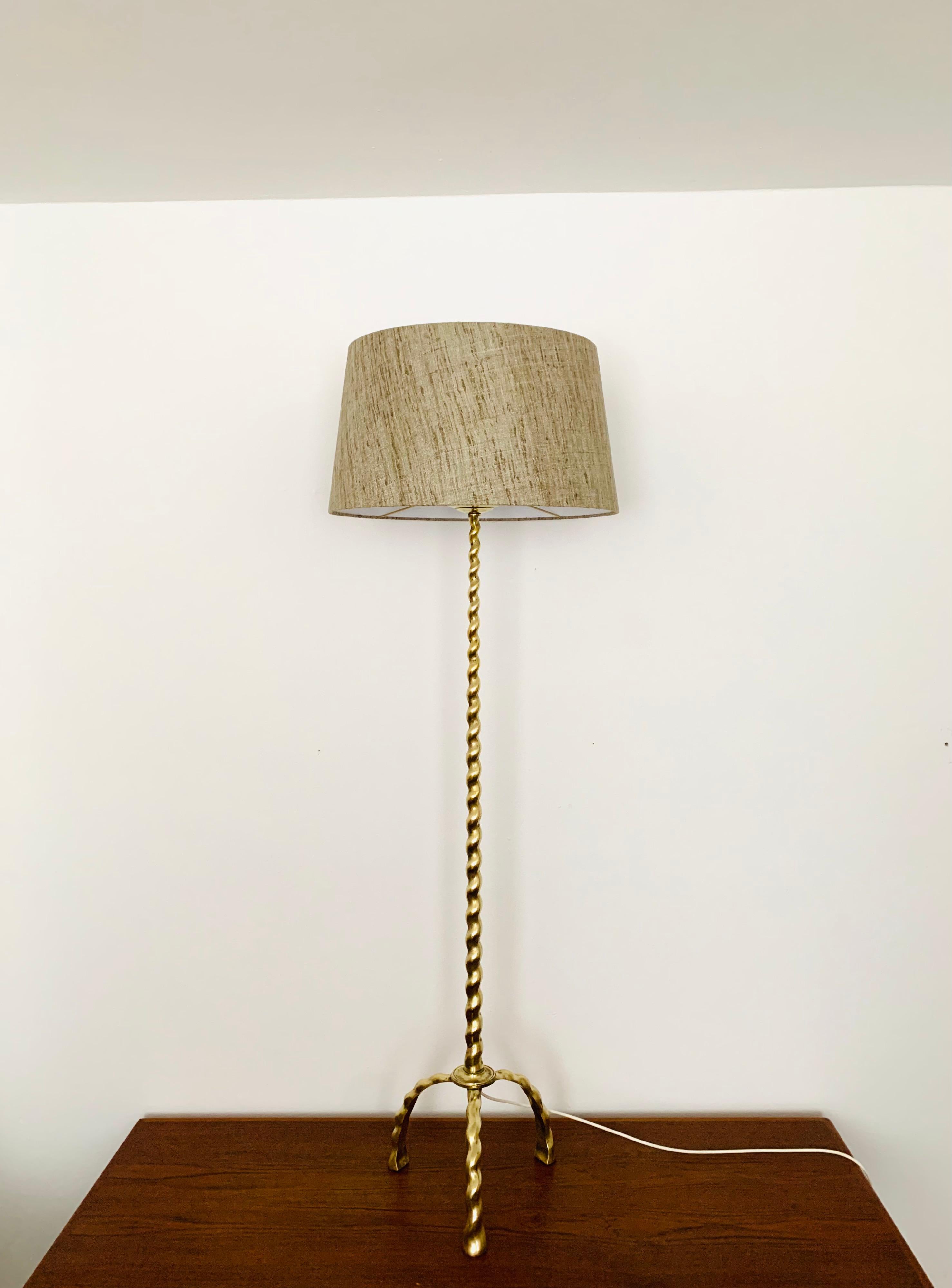 Exceptionally beautiful and elegant floor lamp from the 1950s.
Particularly beautiful design and an enrichment for every home.
A warm and pleasant light is created.
Very solid foot.

Condition:

Very good vintage condition with slight signs