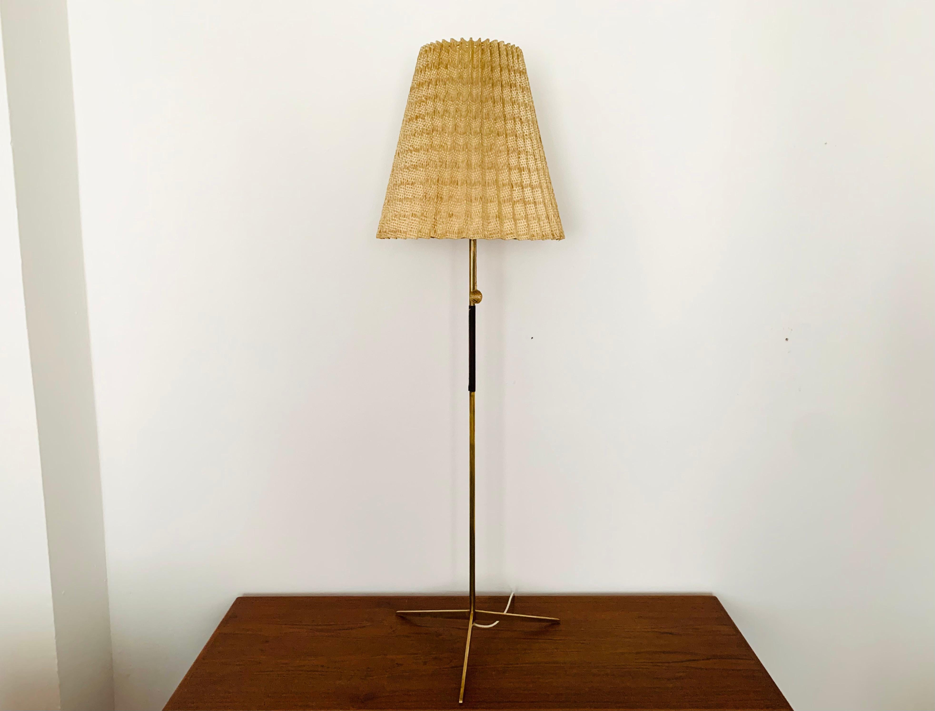 Bellissima lampada da terra in ottone degli anni '50.
Ottimo design e lavorazione di alta qualità.
I dettagli amorevoli e l'effetto luminoso molto piacevole rendono la lampada speciale e una delle preferite.

Condizioni:

Condizioni vintage molto