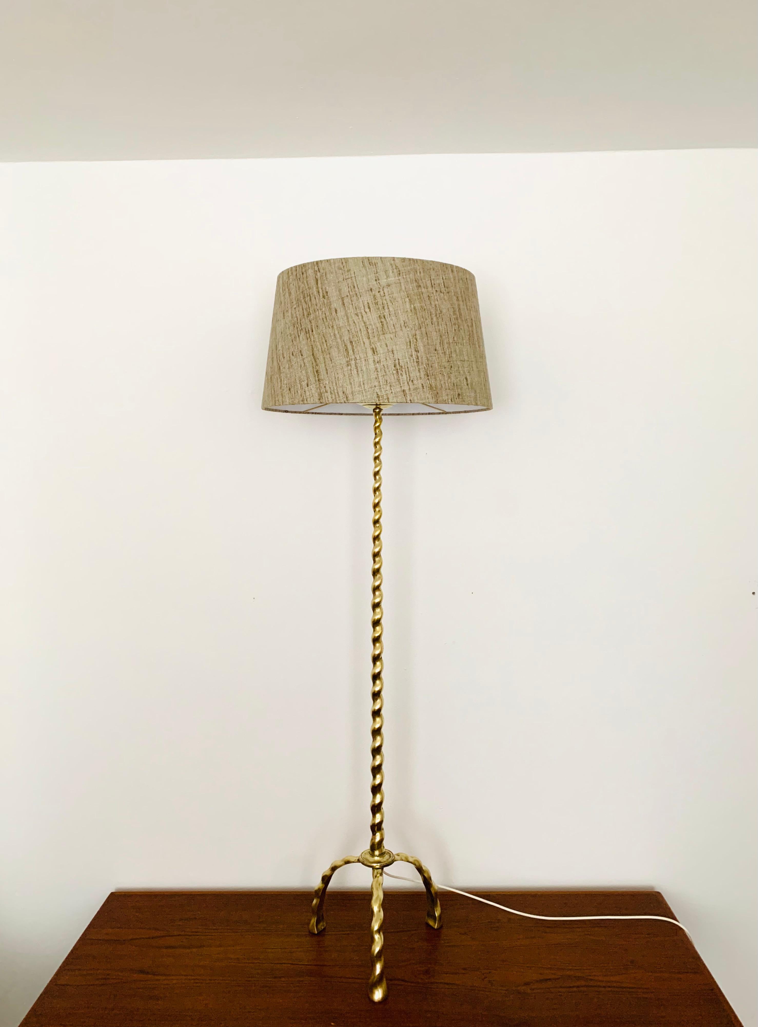 Exceptionnellement beau et élégant lampadaire des années 1950.
Un design particulièrement beau et un enrichissement pour chaque foyer.
Une lumière chaude et agréable est créée.
Pied très solide.

Condit :

Très bon état vintage avec de légers signes
