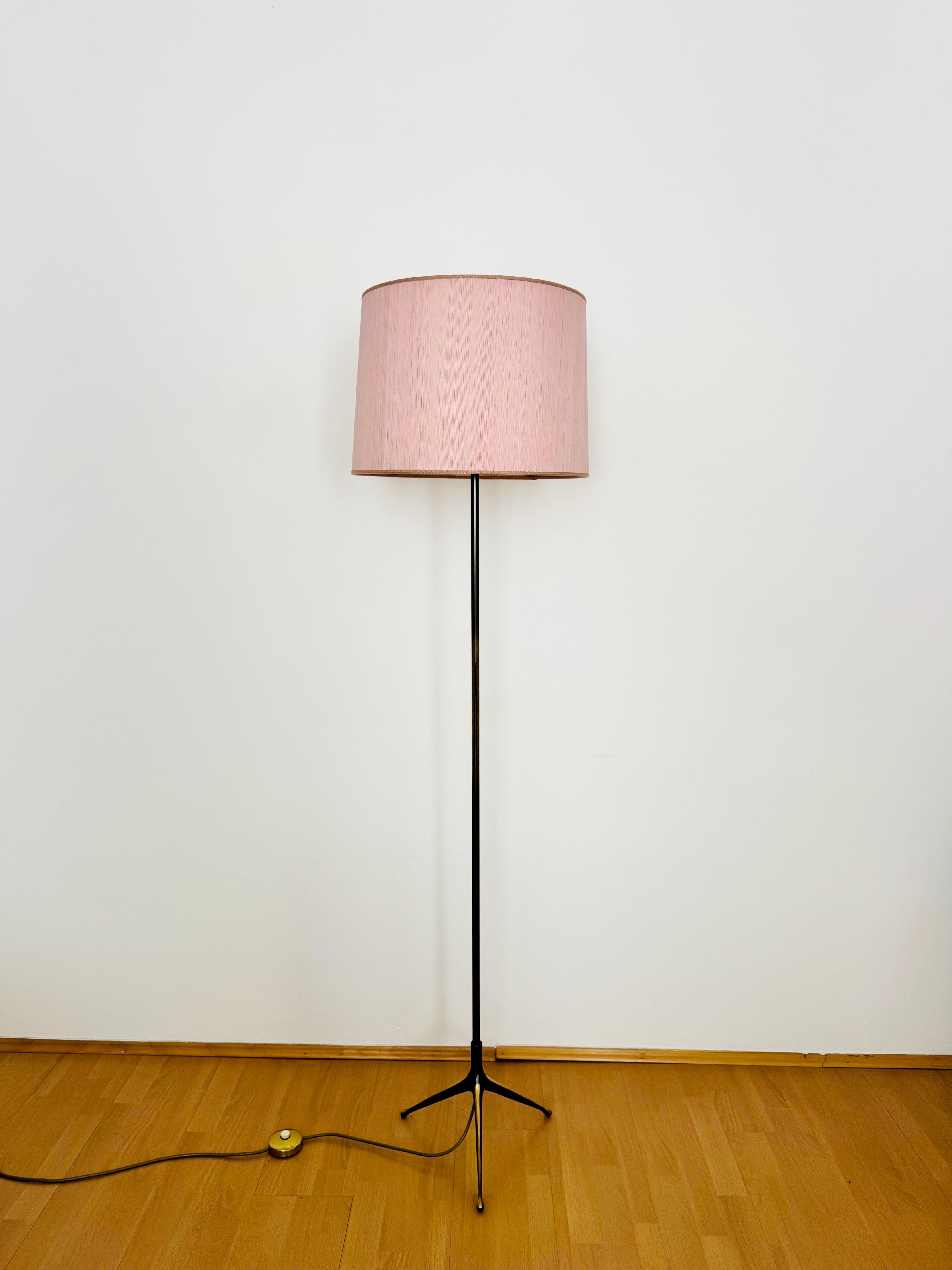 Außergewöhnlich schöne und elegante Stehlampe aus den 1950er Jahren.
Ein besonders schönes Design und eine Bereicherung für jedes Haus.
Es erzeugt ein warmes und angenehmes Licht.
Sehr dekorative Füße.

Bedingung:

Sehr guter Vintage-Zustand mit
