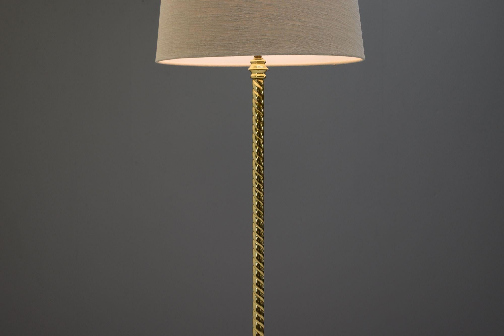 Lampadaire en laiton antique avec un design de tige en corde torsadée. Repolissage. L'abat-jour n'est pas inclus. Vers 1910.
H 160cm x L 27cm x P 27cm