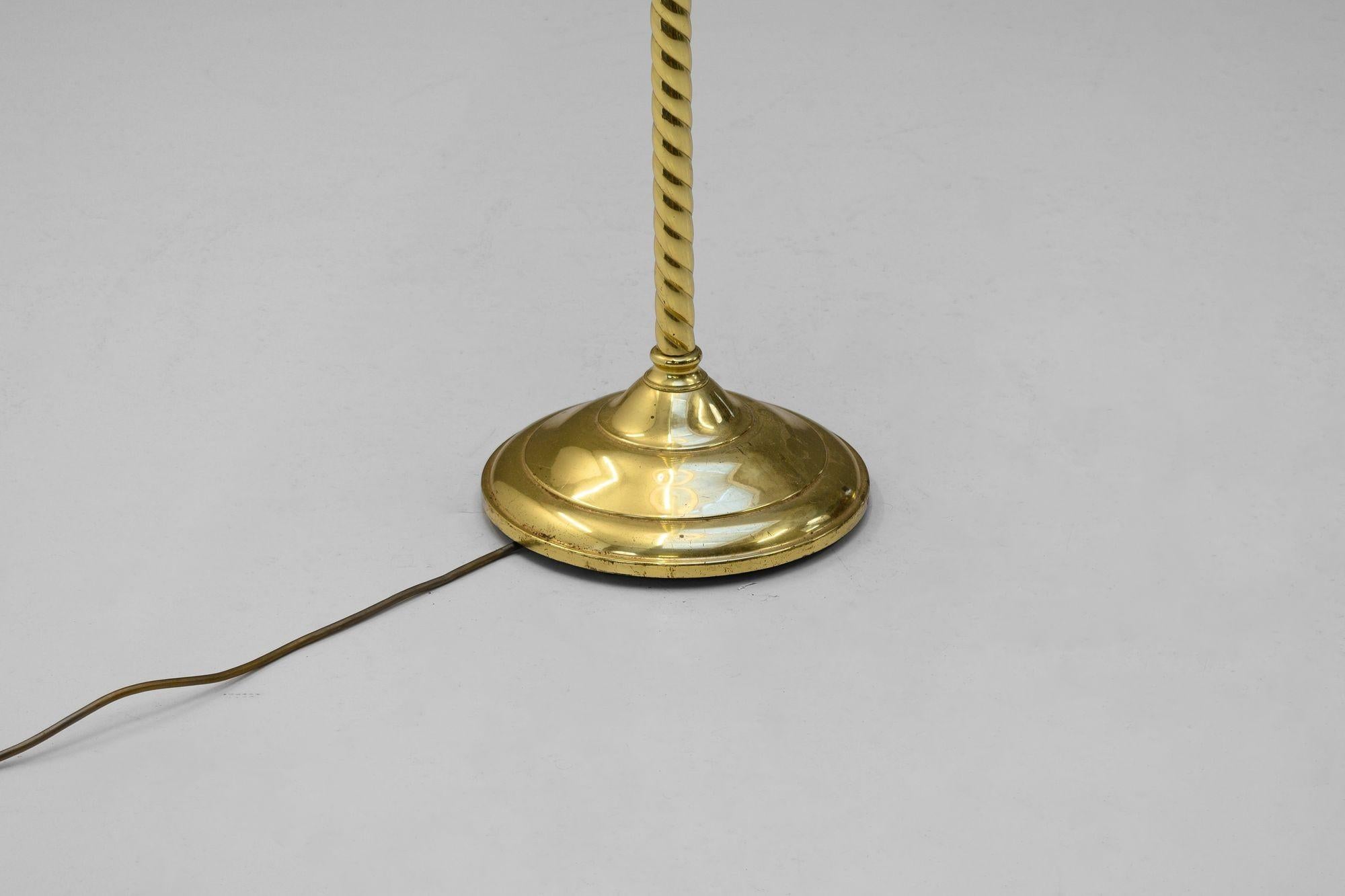 Britannique Lampadaire en laiton en vente