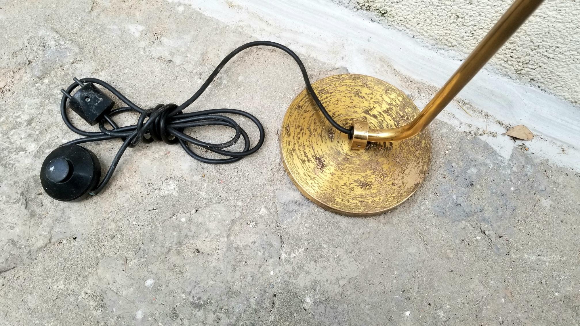 Italian Brass Floor Lamp In Good Condition For Sale In Los Angeles, CA