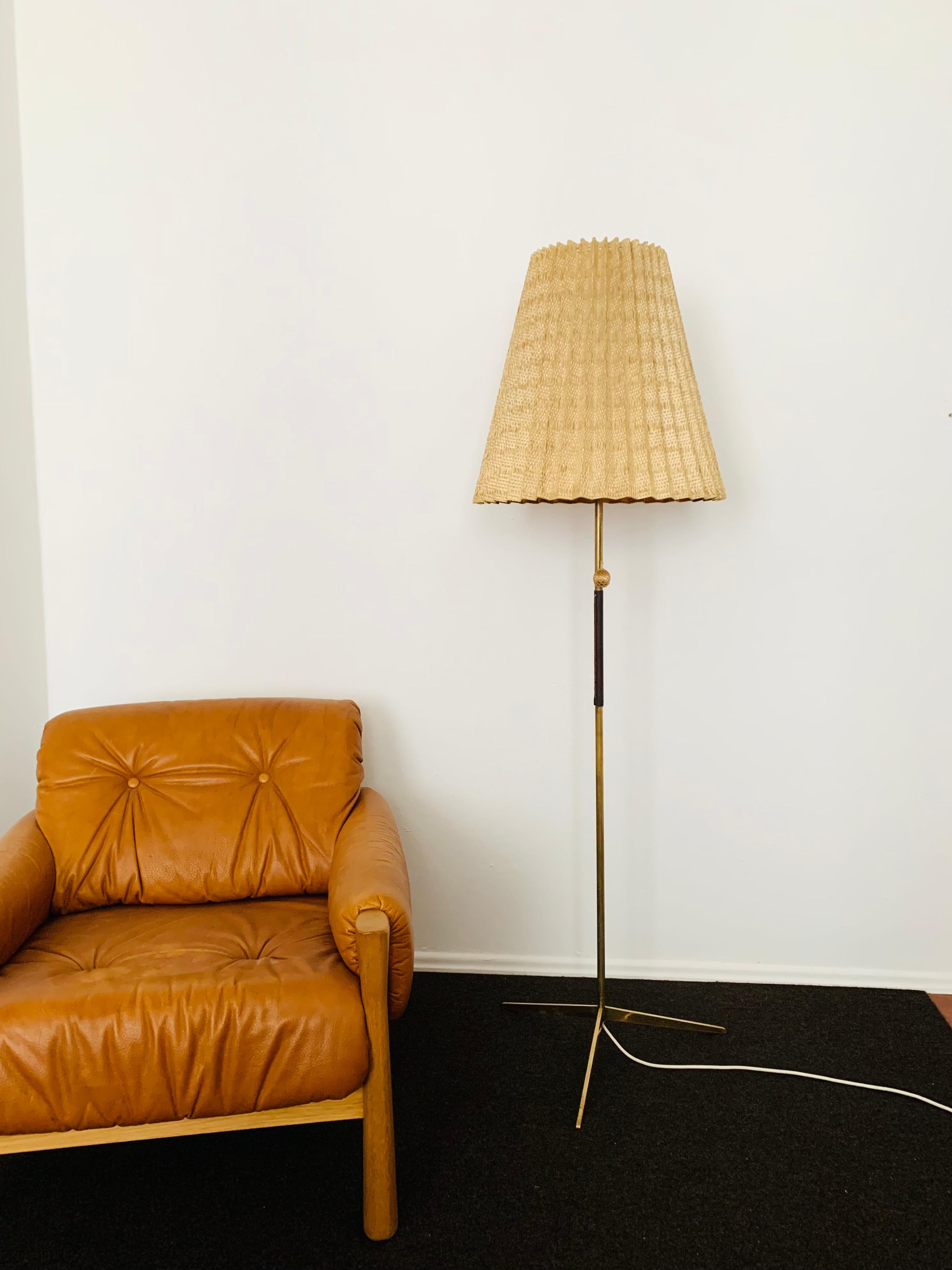 Metà XX secolo Lampada da terra in ottone in vendita