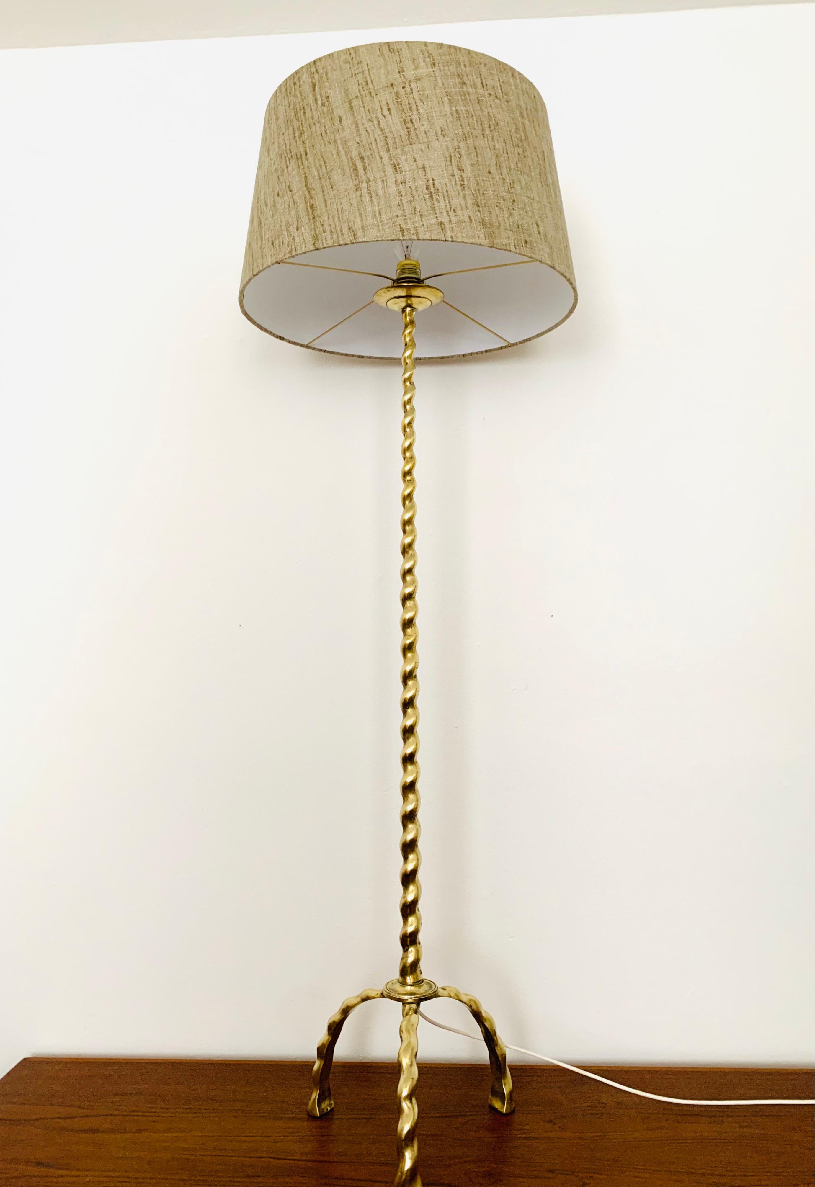 Milieu du XXe siècle Lampadaire en laiton en vente