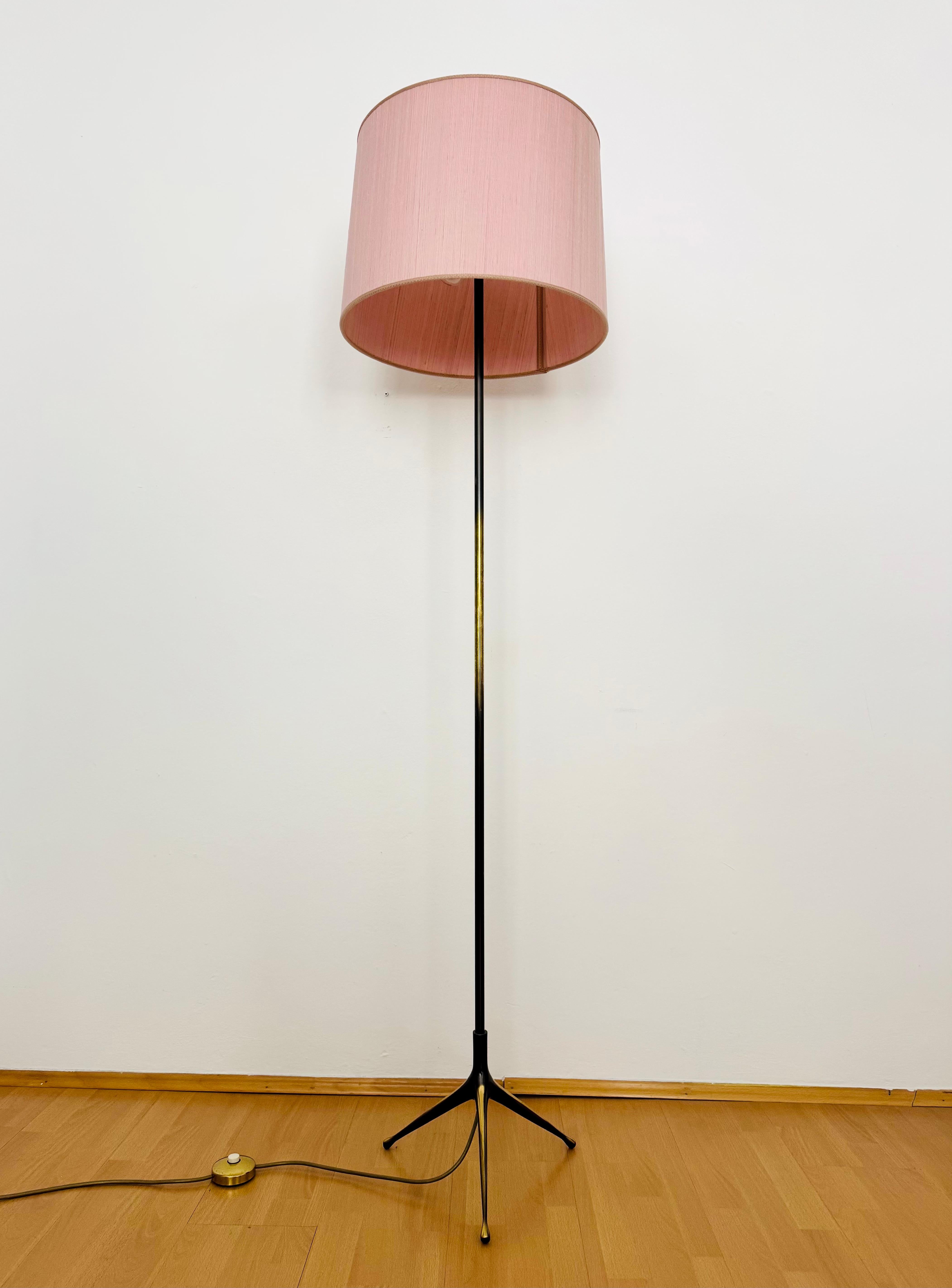Stehlampe aus Messing (Mitte des 20. Jahrhunderts) im Angebot