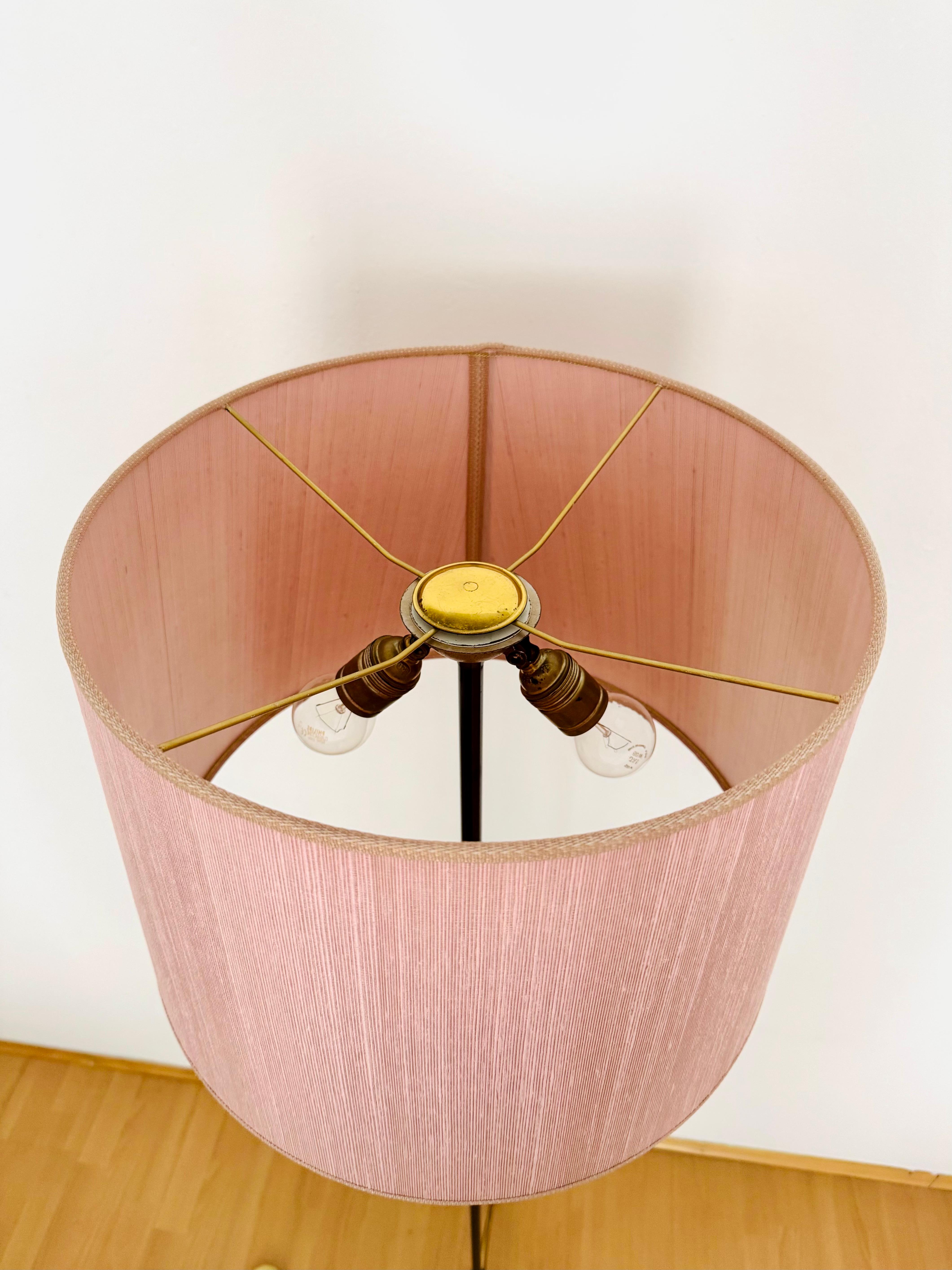 Stehlampe aus Messing im Angebot 1