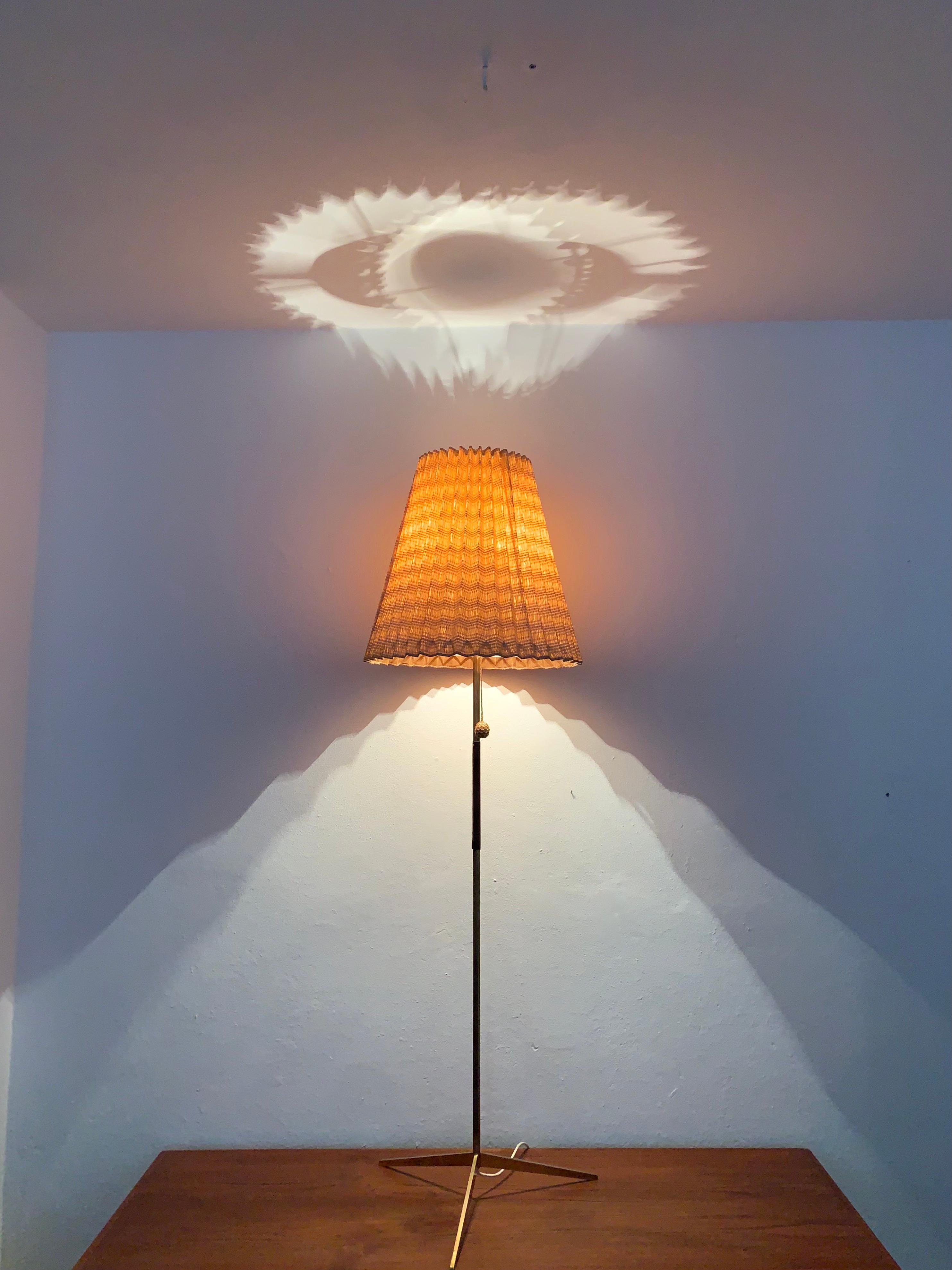 Lampada da terra in ottone in vendita 1