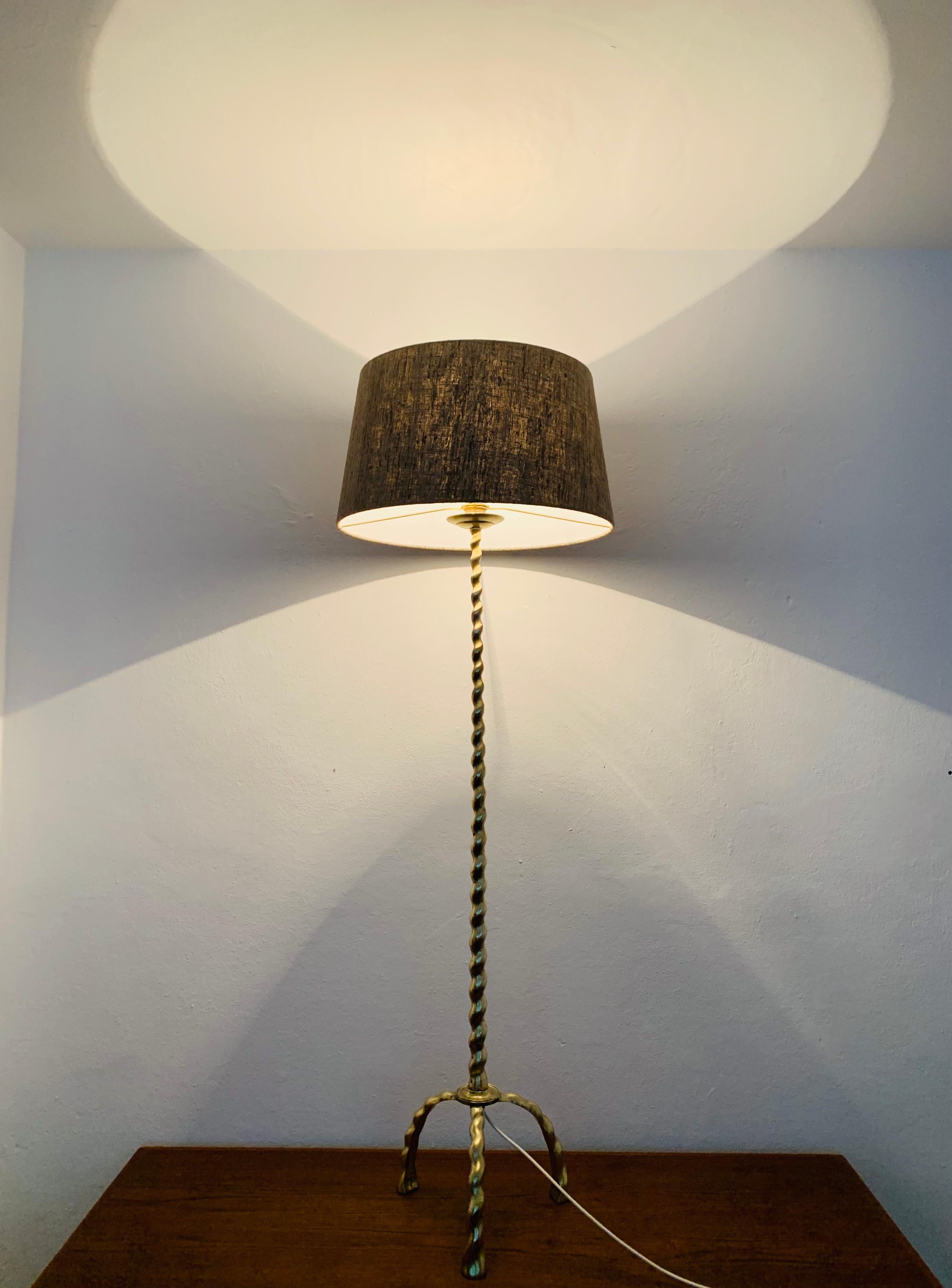 Lampadaire en laiton en vente 1