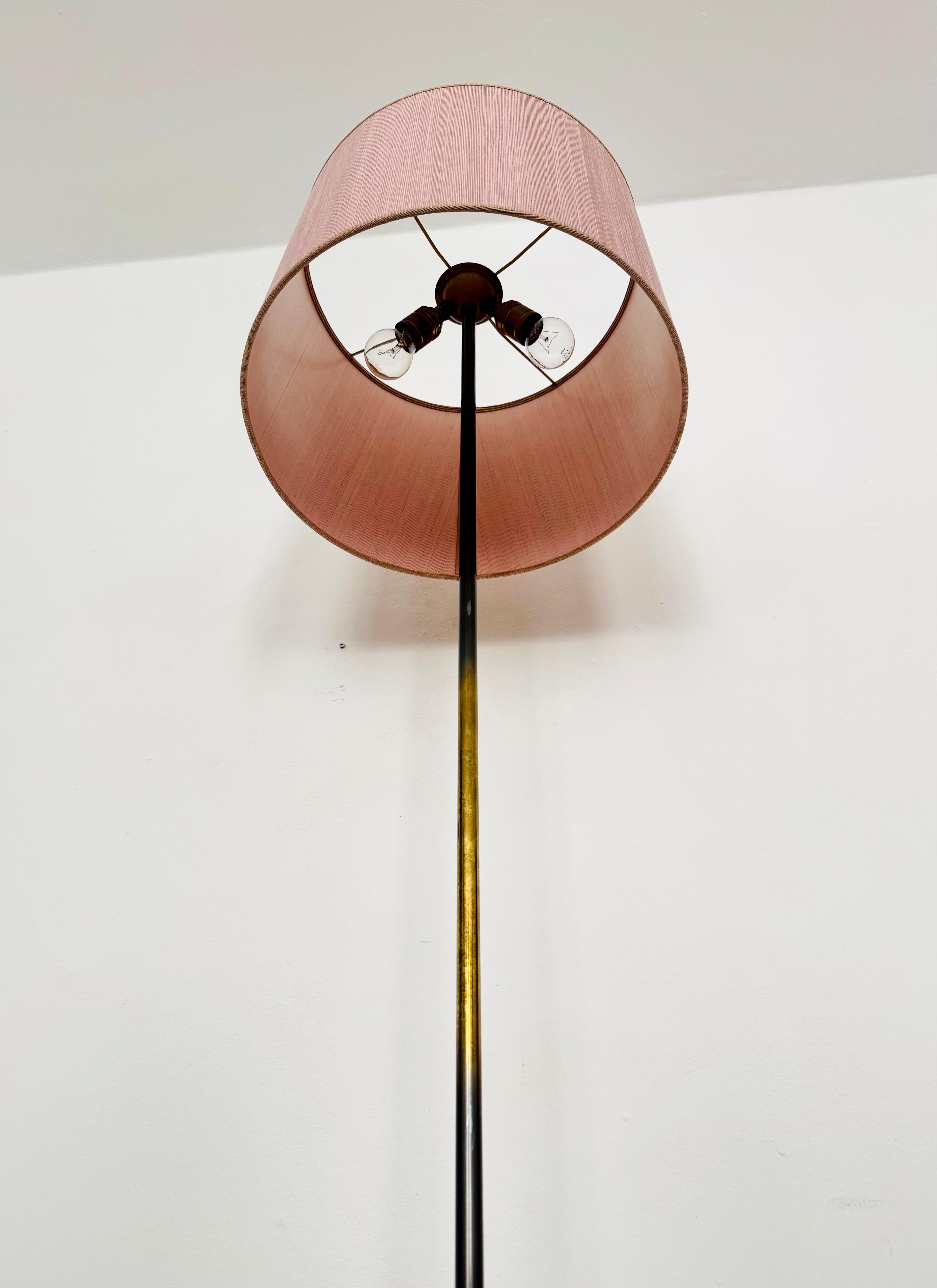 Stehlampe aus Messing im Angebot 2