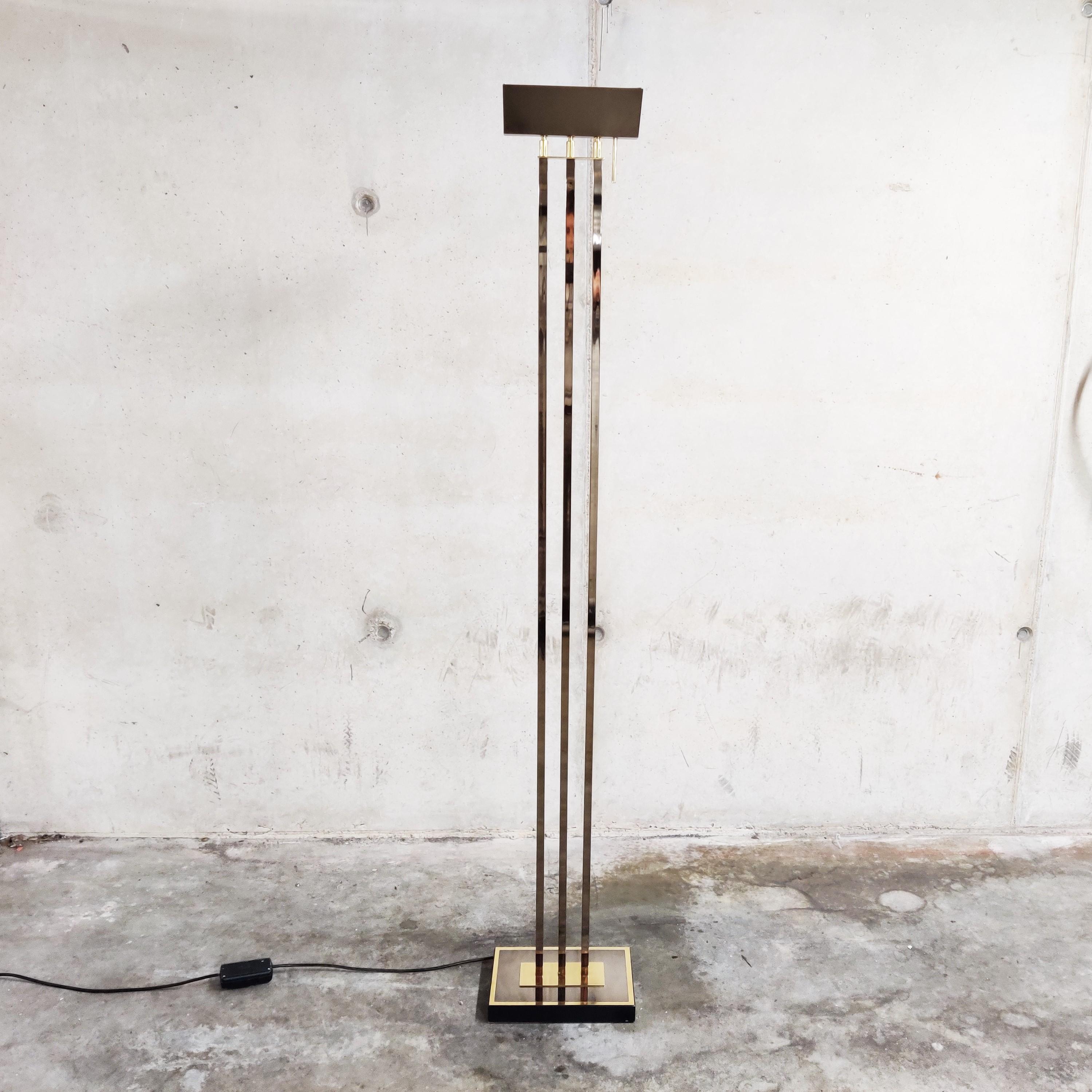 Charming lamp from the manufacturer 'Deknudt' in the style of Willy Rizzo. 

The lamp is made out of brass and has a glass plate above the light bulb to created a diffuse light.

The lamp works with a R7 light and is dimmable.

1970s -