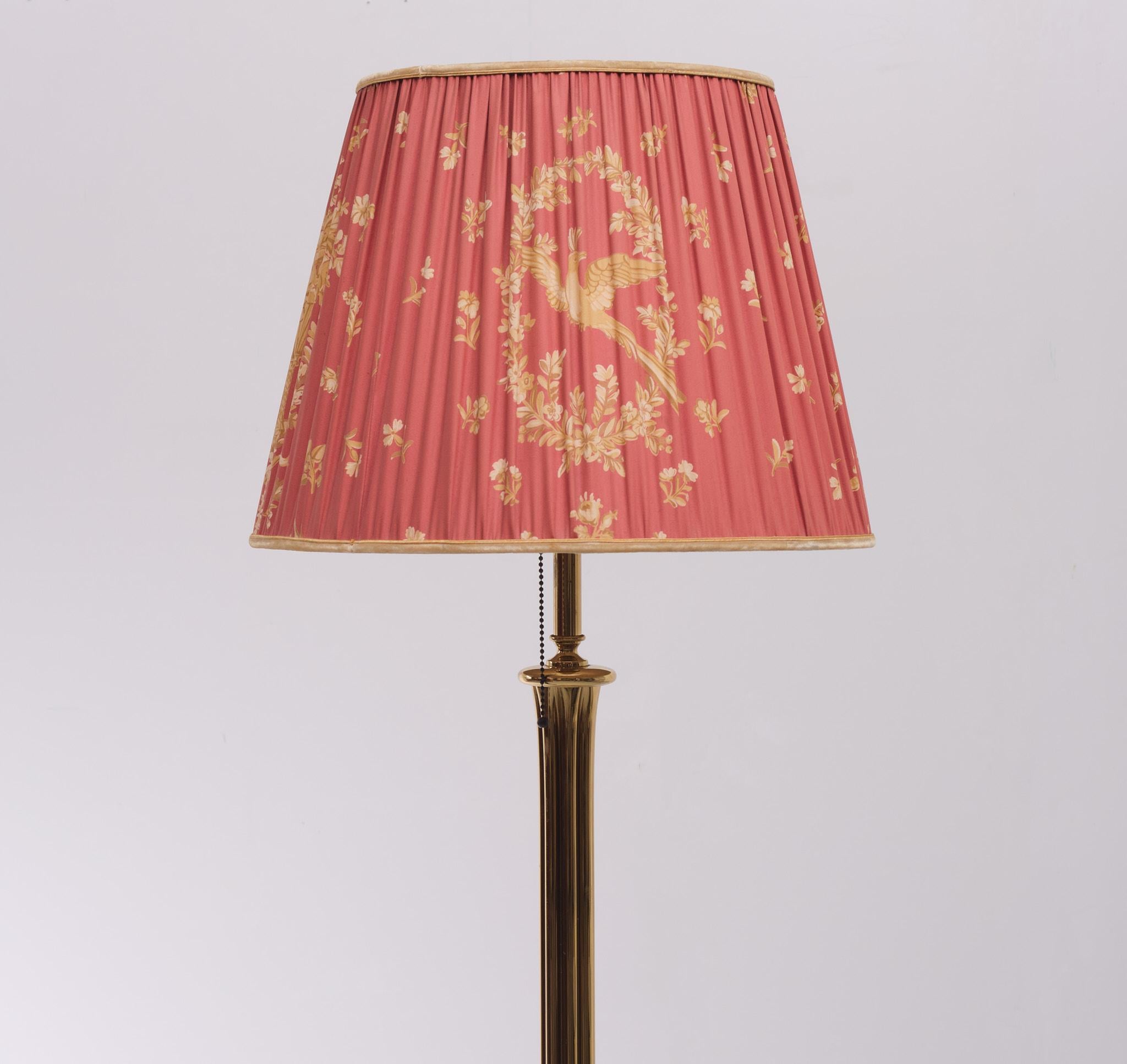 Very nice brass floor lamp. Comes with a beautiful stone red color shade and golden birds and flowers. Pull down switch. Two large bulbs E27. Manufactured by Herda Amsterdam 1970s.
 
