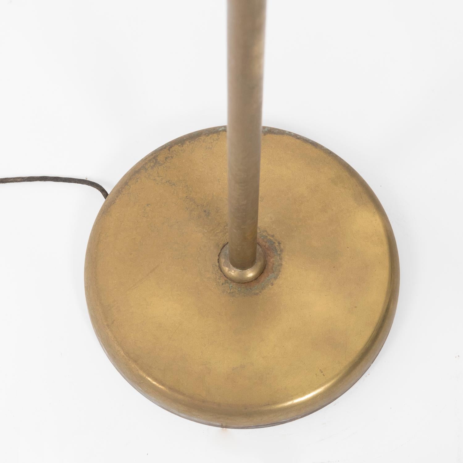 Mid-20th Century Brass Floor Lamp in the Manner of Luigi Caccia Dominioni, 1940s For Sale