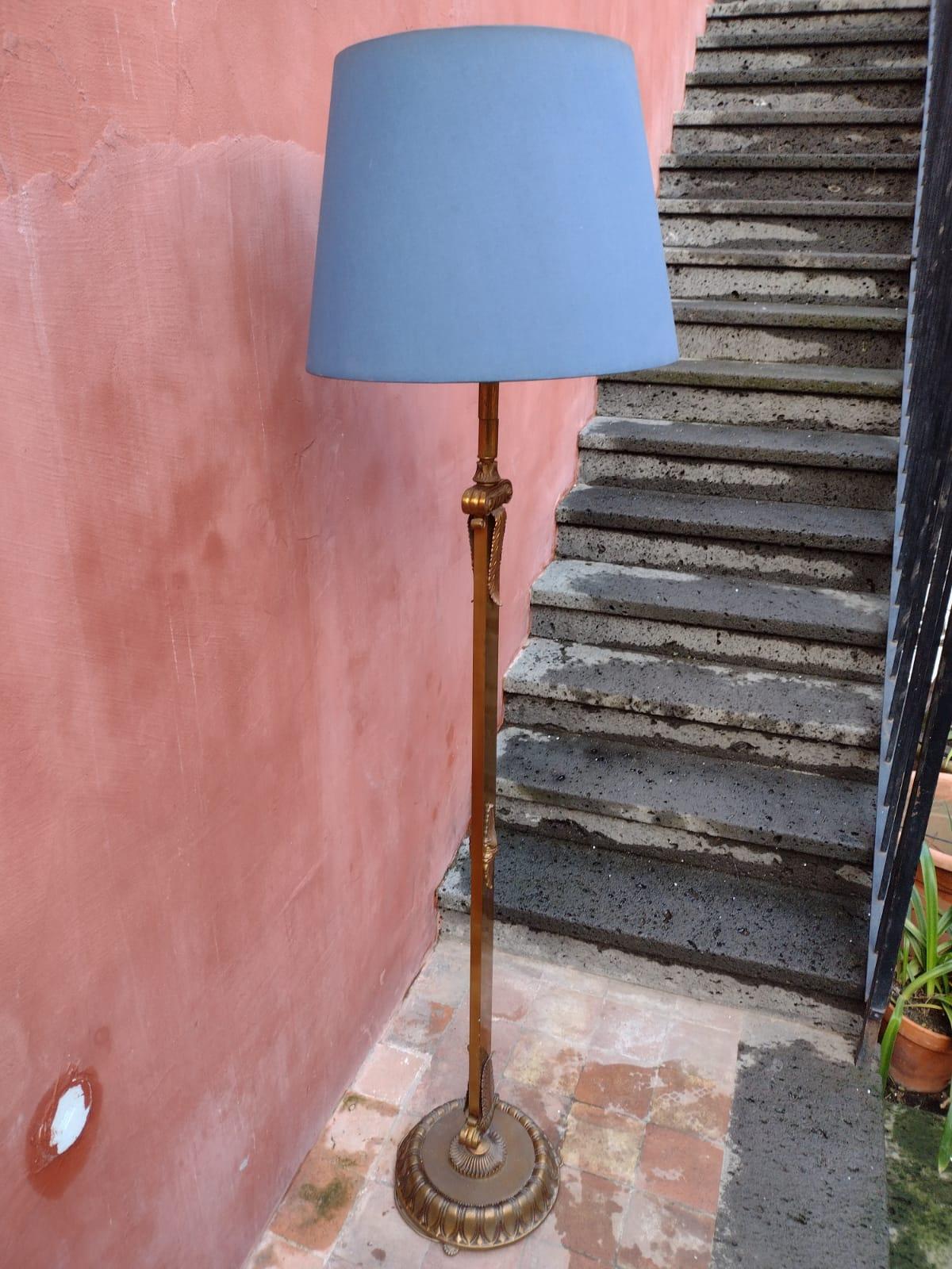 A unique 1930s Italian floor lamp in brass decorated with extensive bronze details.


